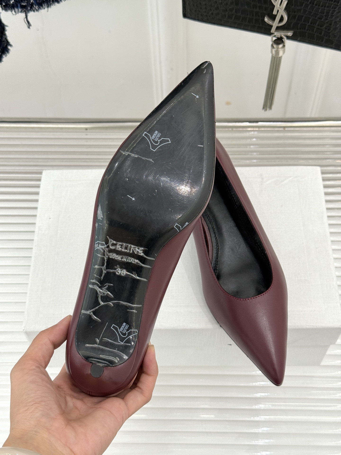 Celine /塞琳26WF早秋新品 极简尖头猫跟单鞋 极简尖头猫跟鞋型 金属凯旋门扣点缀细节 上脚秒显脚型纤瘦 法式清