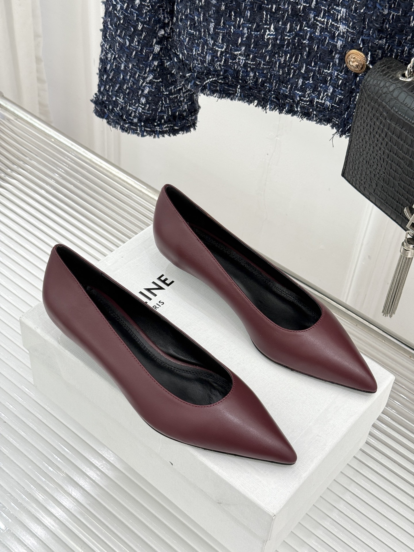 Celine /塞琳26WF早秋新品 极简尖头猫跟单鞋 极简尖头猫跟鞋型 金属凯旋门扣点缀细节 上脚秒显脚型纤瘦 法式清