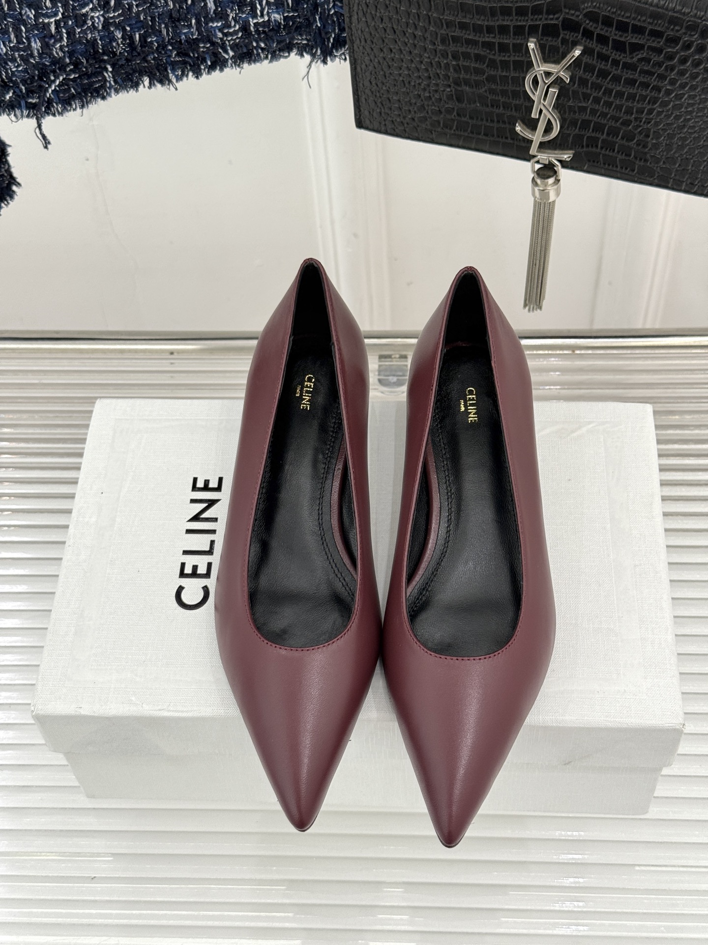Celine /塞琳26WF早秋新品 极简尖头猫跟单鞋 极简尖头猫跟鞋型 金属凯旋门扣点缀细节 上脚秒显脚型纤瘦 法式清
