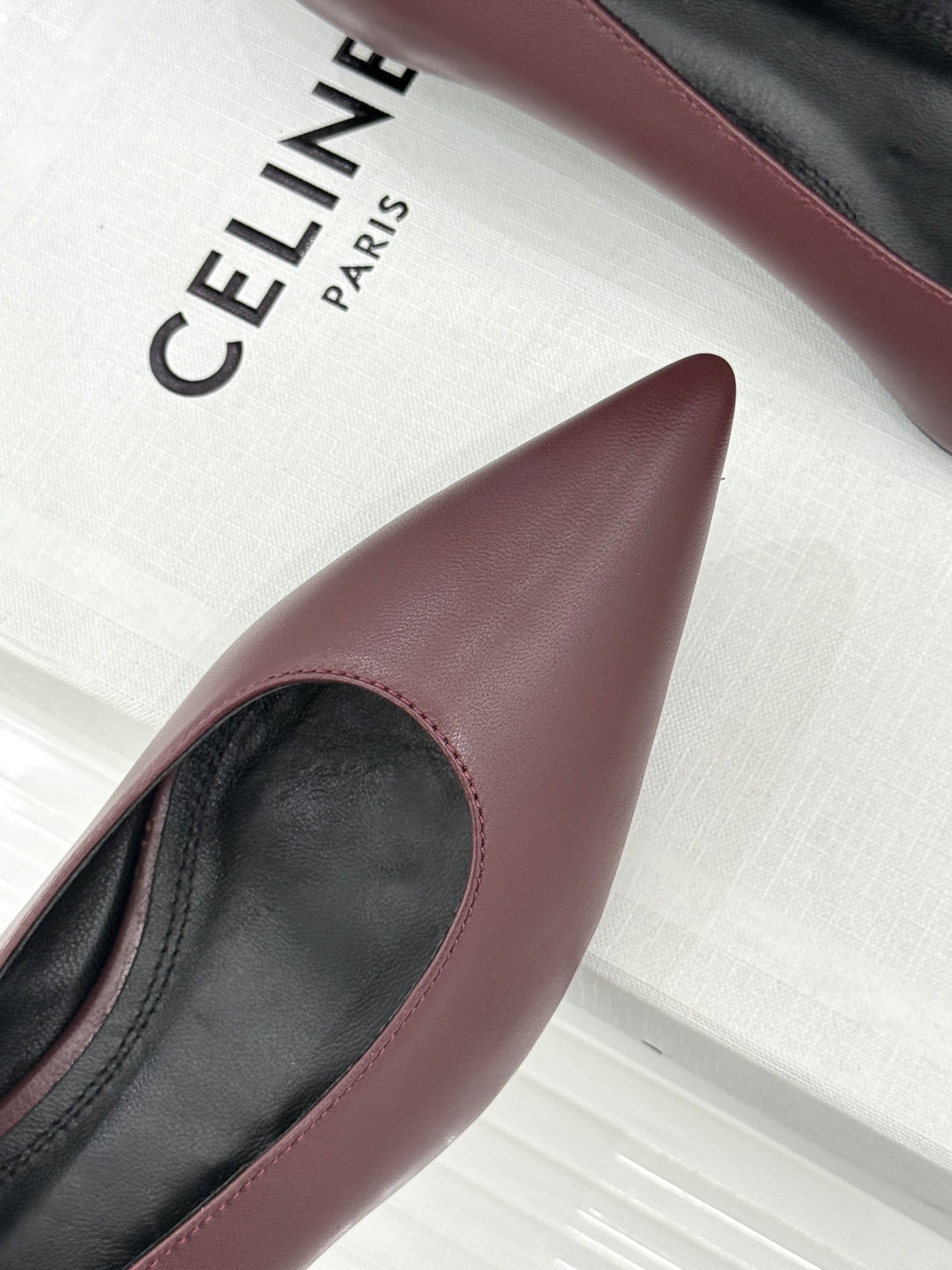 Celine /塞琳26WF早秋新品 极简尖头猫跟单鞋 极简尖头猫跟鞋型 金属凯旋门扣点缀细节 上脚秒显脚型纤瘦 法式清