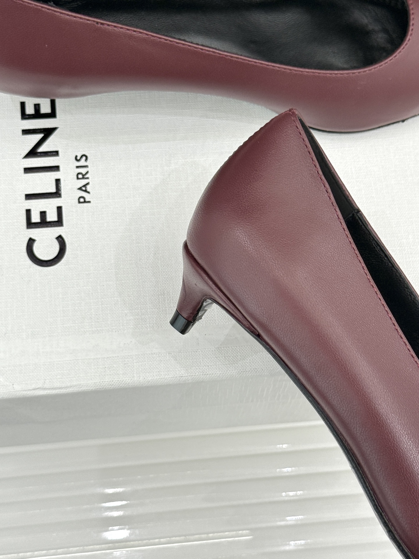 Celine /塞琳26WF早秋新品 极简尖头猫跟单鞋 极简尖头猫跟鞋型 金属凯旋门扣点缀细节 上脚秒显脚型纤瘦 法式清