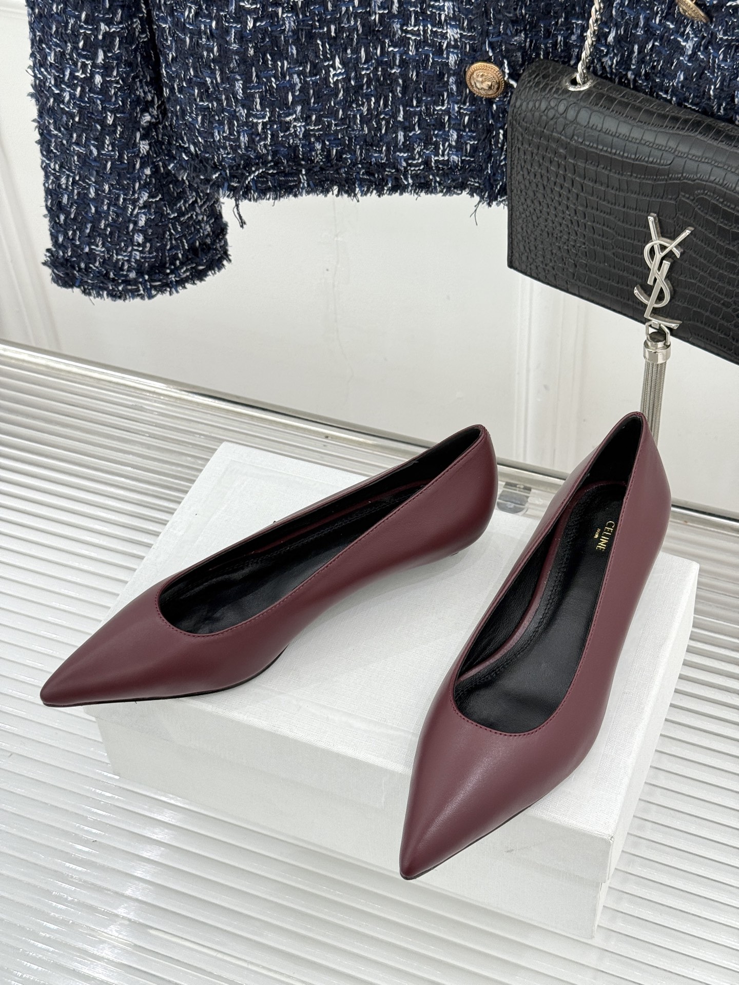 Celine /塞琳26WF早秋新品 极简尖头猫跟单鞋 极简尖头猫跟鞋型 金属凯旋门扣点缀细节 上脚秒显脚型纤瘦 法式清