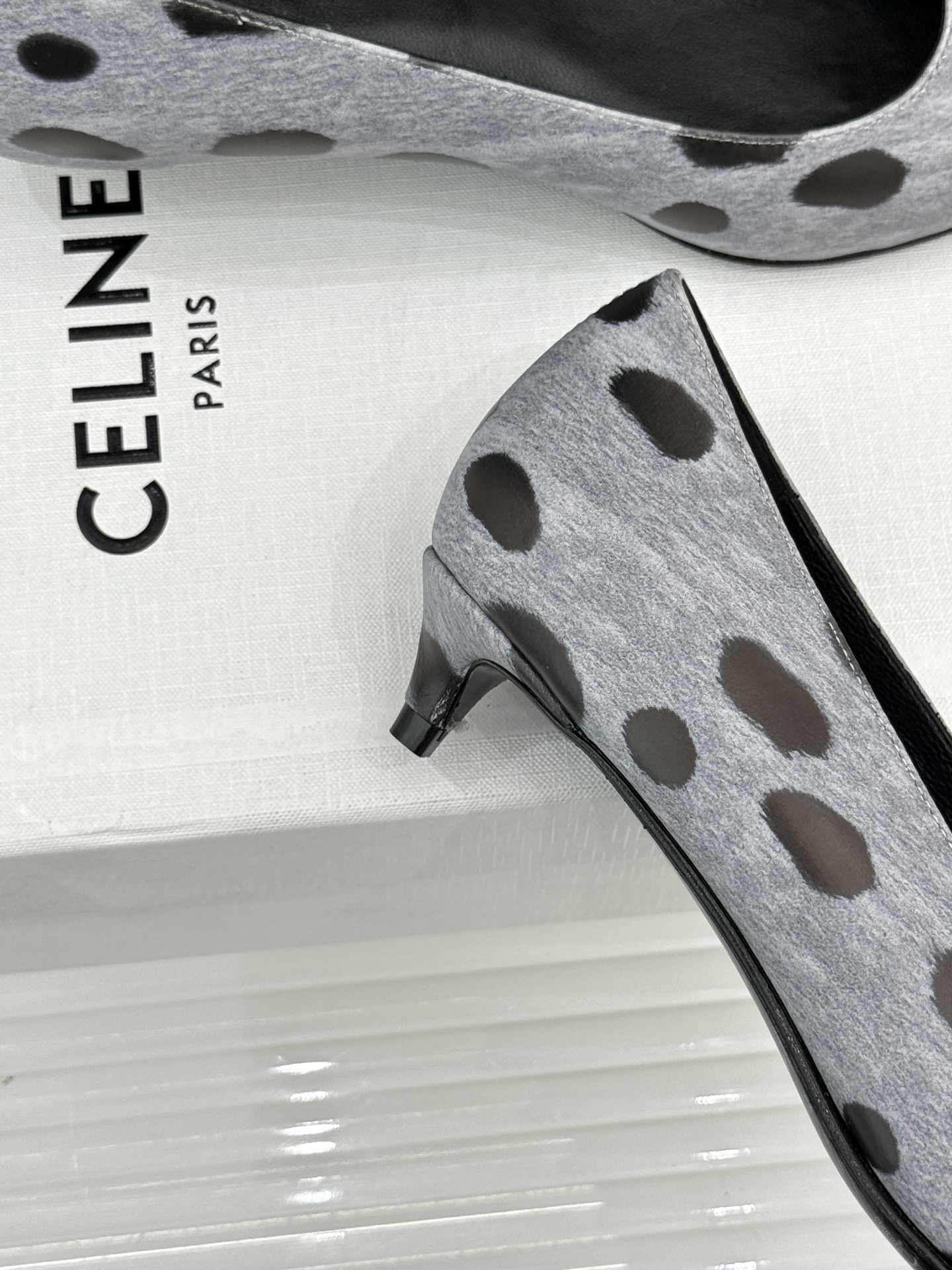 Celine /塞琳26WF早秋新品 极简尖头猫跟单鞋 极简尖头猫跟鞋型 金属凯旋门扣点缀细节 上脚秒显脚型纤瘦 法式清