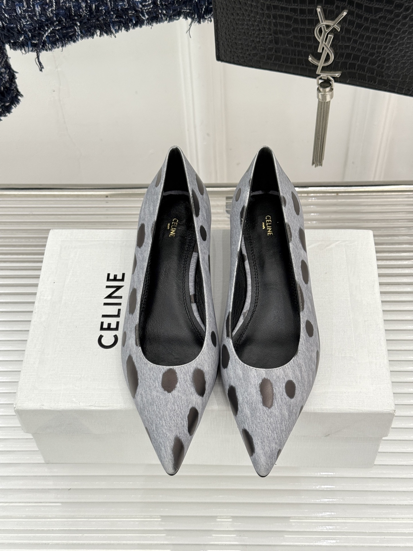 Celine /塞琳26WF早秋新品 极简尖头猫跟单鞋 极简尖头猫跟鞋型 金属凯旋门扣点缀细节 上脚秒显脚型纤瘦 法式清