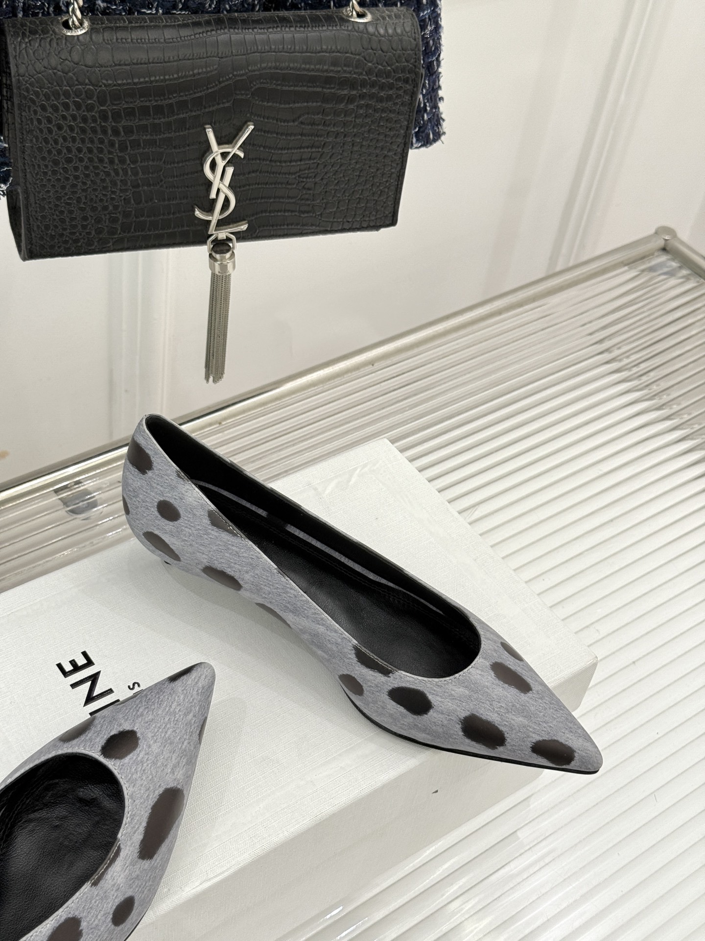 Celine /塞琳26WF早秋新品 极简尖头猫跟单鞋 极简尖头猫跟鞋型 金属凯旋门扣点缀细节 上脚秒显脚型纤瘦 法式清
