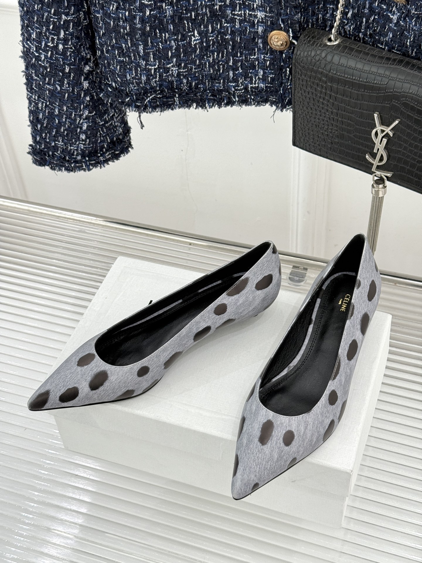 Celine /塞琳26WF早秋新品 极简尖头猫跟单鞋 极简尖头猫跟鞋型 金属凯旋门扣点缀细节 上脚秒显脚型纤瘦 法式清