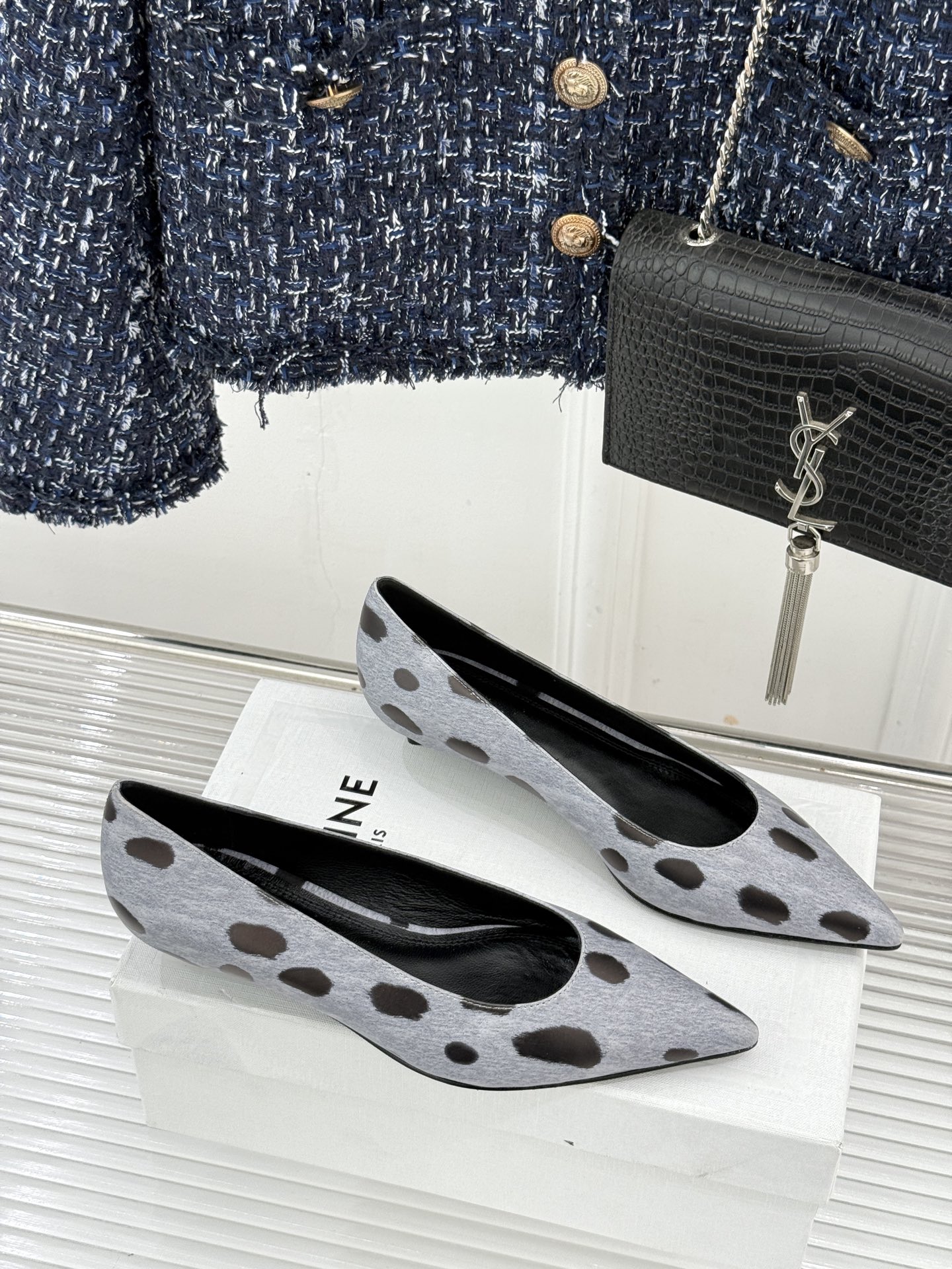 Celine /塞琳26WF早秋新品 极简尖头猫跟单鞋 极简尖头猫跟鞋型 金属凯旋门扣点缀细节 上脚秒显脚型纤瘦 法式清