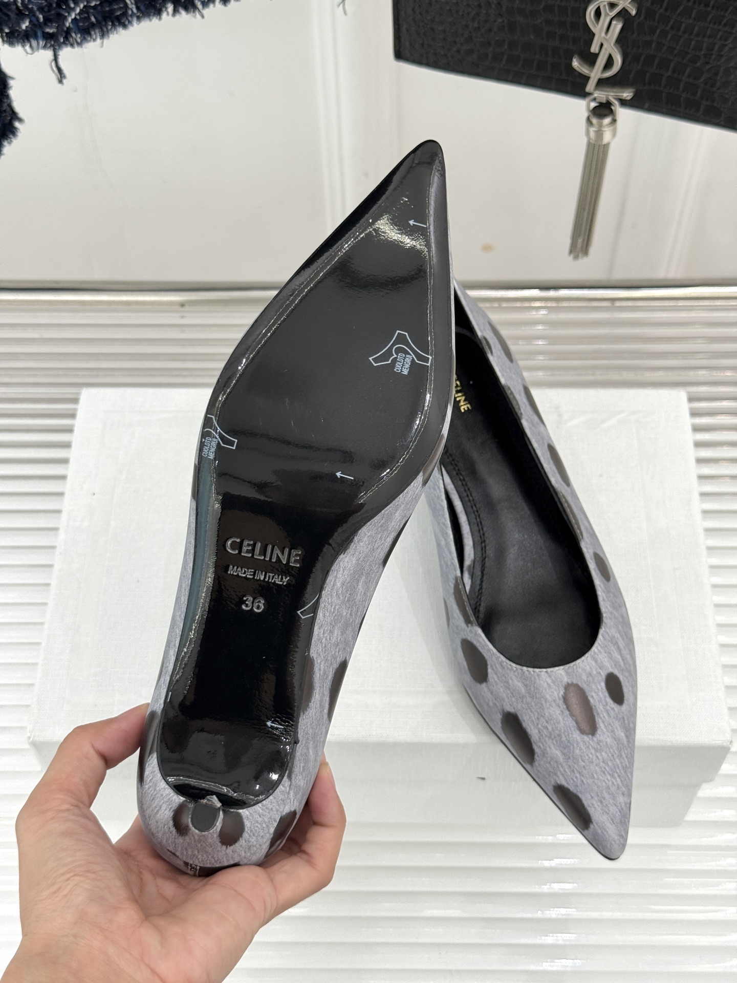 Celine /塞琳26WF早秋新品 极简尖头猫跟单鞋 极简尖头猫跟鞋型 金属凯旋门扣点缀细节 上脚秒显脚型纤瘦 法式清