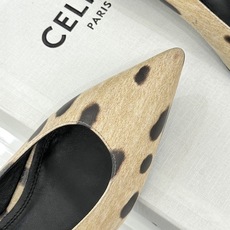 Celine /塞琳26WF早秋新品 极简尖头猫跟单鞋 极简尖头猫跟鞋型 金属凯旋门扣点缀细节 上脚秒显脚型纤瘦 法式清 Celine /塞琳26WF早秋新品 极简尖头猫跟单鞋 极简尖头猫跟鞋型 金属凯旋门扣点缀细节 上脚秒显脚型纤瘦 法式清