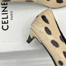 Celine /塞琳26WF早秋新品 极简尖头猫跟单鞋 极简尖头猫跟鞋型 金属凯旋门扣点缀细节 上脚秒显脚型纤瘦 法式清 Celine /塞琳26WF早秋新品 极简尖头猫跟单鞋 极简尖头猫跟鞋型 金属凯旋门扣点缀细节 上脚秒显脚型纤瘦 法式清