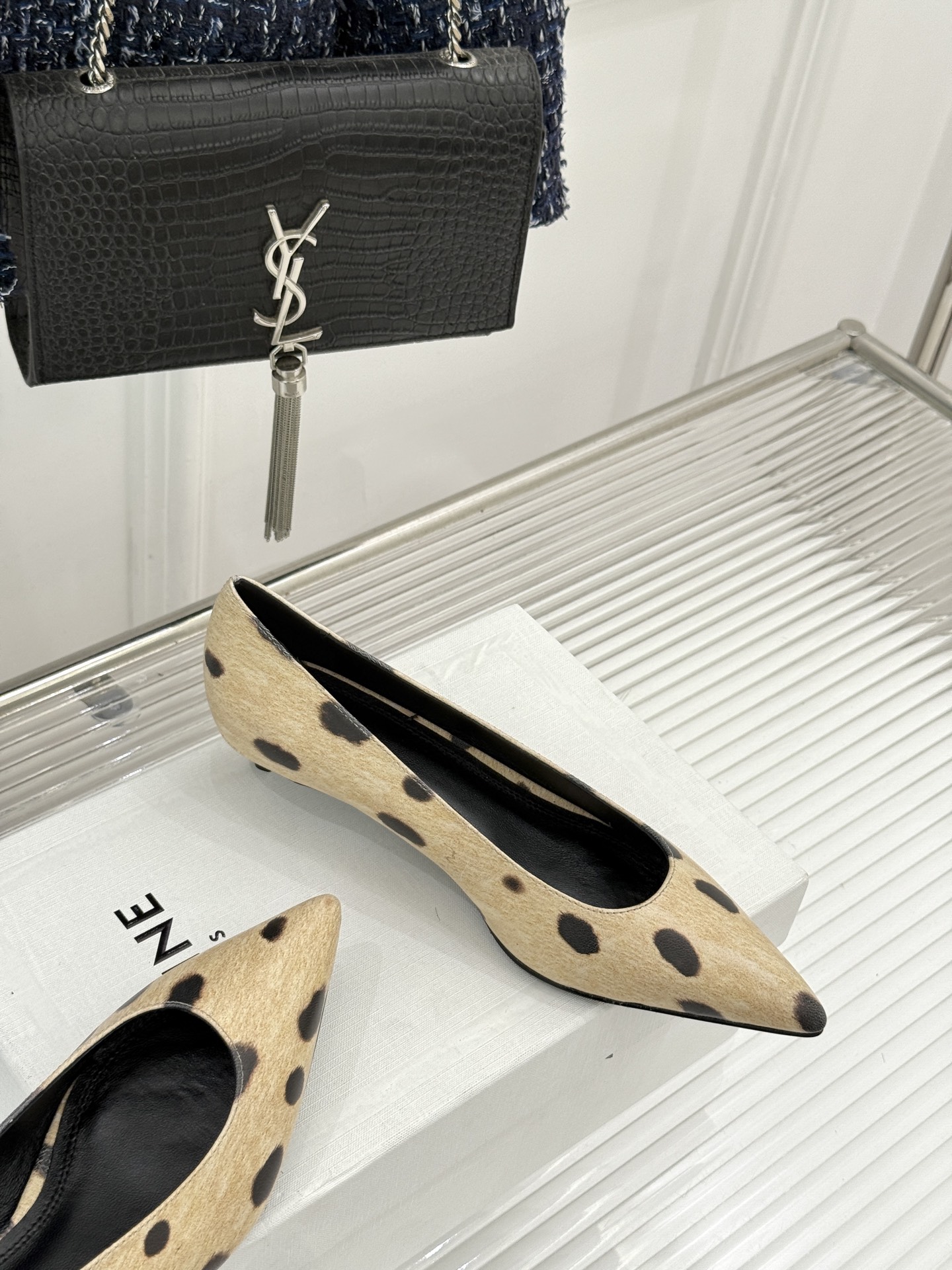 Celine /塞琳26WF早秋新品 极简尖头猫跟单鞋 极简尖头猫跟鞋型 金属凯旋门扣点缀细节 上脚秒显脚型纤瘦 法式清 Celine /塞琳26WF早秋新品 极简尖头猫跟单鞋 极简尖头猫跟鞋型 金属凯旋门扣点缀细节 上脚秒显脚型纤瘦 法式清