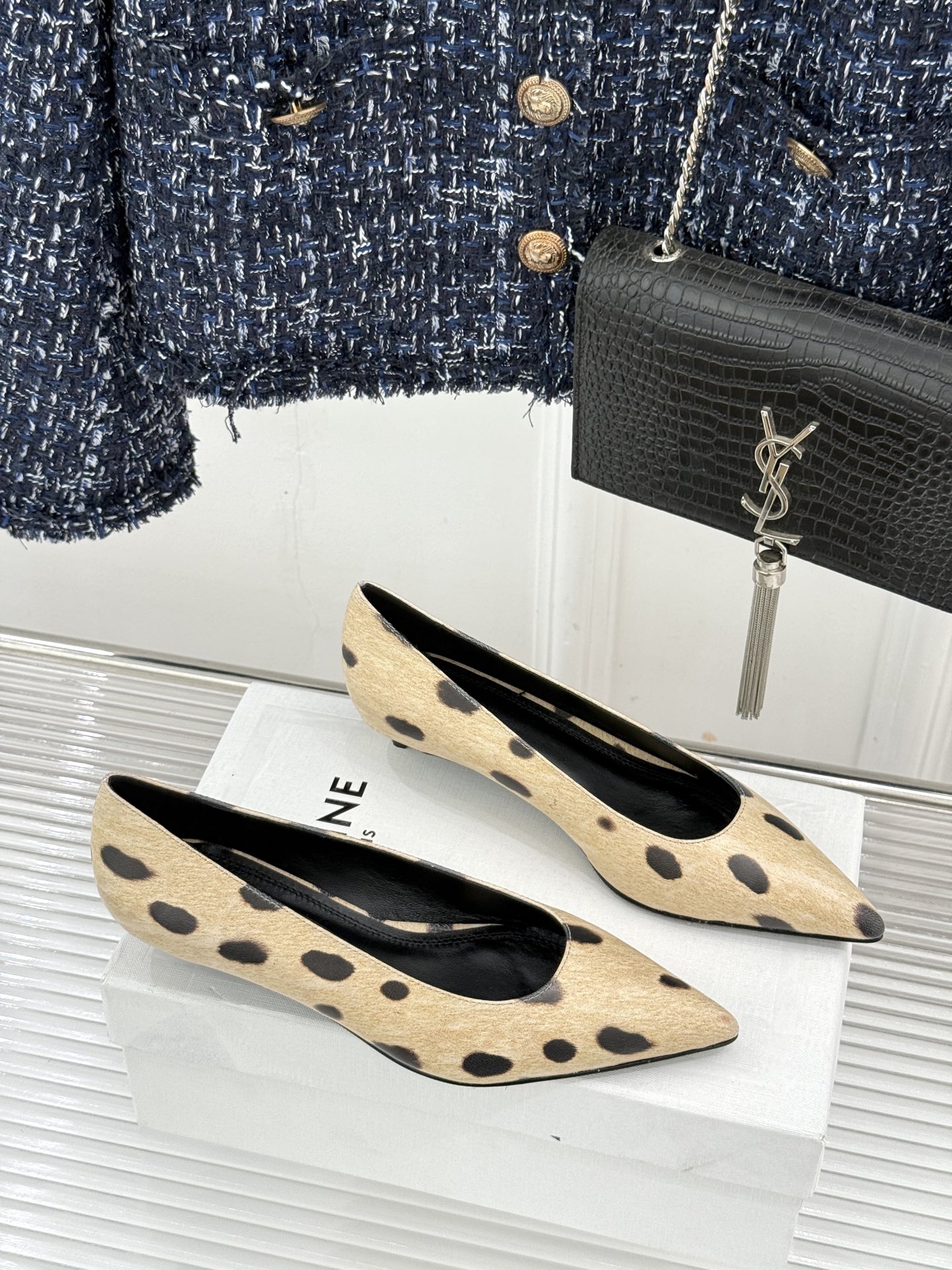 Celine /塞琳26WF早秋新品 极简尖头猫跟单鞋 极简尖头猫跟鞋型 金属凯旋门扣点缀细节 上脚秒显脚型纤瘦 法式清 Celine /塞琳26WF早秋新品 极简尖头猫跟单鞋 极简尖头猫跟鞋型 金属凯旋门扣点缀细节 上脚秒显脚型纤瘦 法式清
