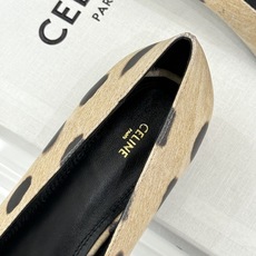 Celine /塞琳26WF早秋新品 极简尖头猫跟单鞋 极简尖头猫跟鞋型 金属凯旋门扣点缀细节 上脚秒显脚型纤瘦 法式清 Celine /塞琳26WF早秋新品 极简尖头猫跟单鞋 极简尖头猫跟鞋型 金属凯旋门扣点缀细节 上脚秒显脚型纤瘦 法式清