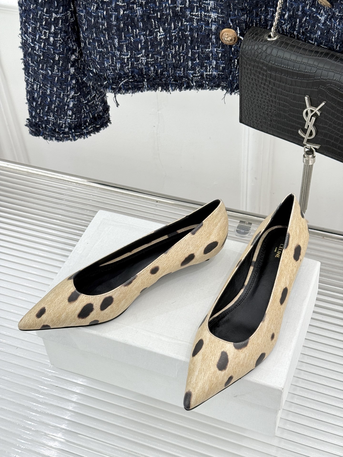 Celine /塞琳26WF早秋新品 极简尖头猫跟单鞋 极简尖头猫跟鞋型 金属凯旋门扣点缀细节 上脚秒显脚型纤瘦 法式清 Celine /塞琳26WF早秋新品 极简尖头猫跟单鞋 极简尖头猫跟鞋型 金属凯旋门扣点缀细节 上脚秒显脚型纤瘦 法式清