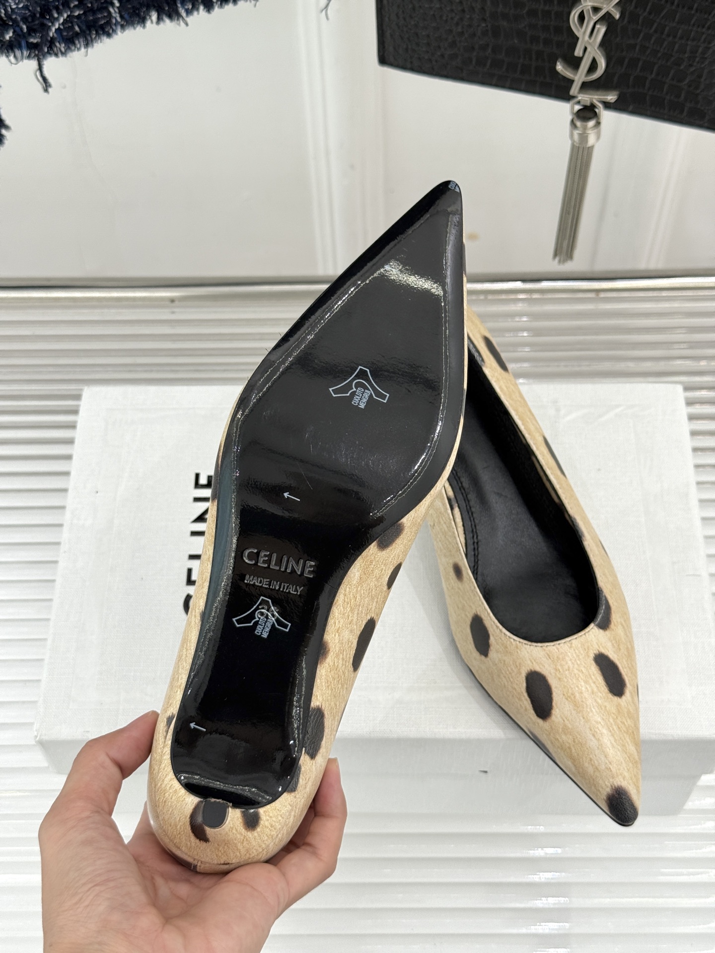 Celine /塞琳26WF早秋新品 极简尖头猫跟单鞋 极简尖头猫跟鞋型 金属凯旋门扣点缀细节 上脚秒显脚型纤瘦 法式清 Celine /塞琳26WF早秋新品 极简尖头猫跟单鞋 极简尖头猫跟鞋型 金属凯旋门扣点缀细节 上脚秒显脚型纤瘦 法式清