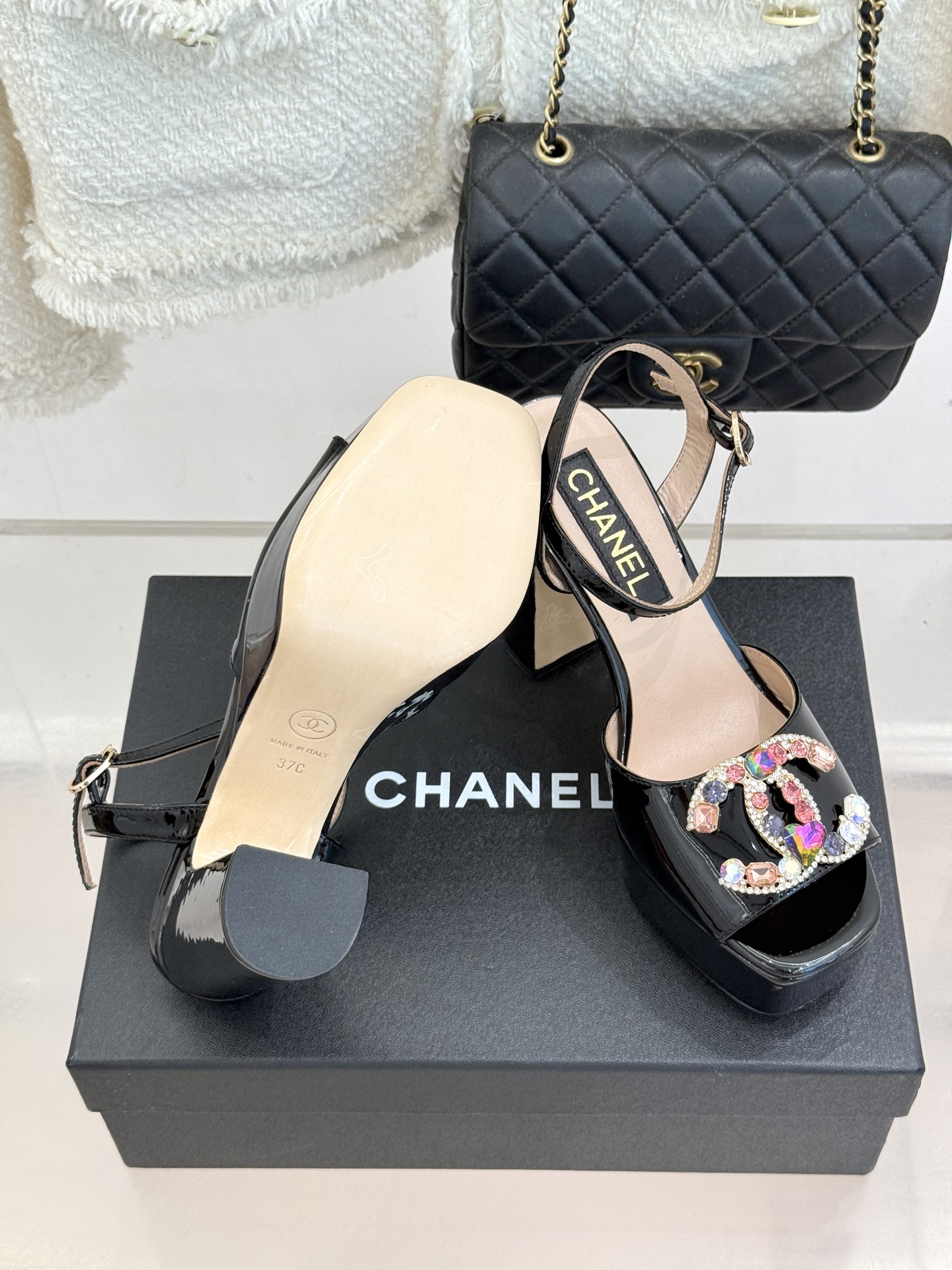 CHANE*｜小香26A新品水钻 宝石双C防水台高跟凉鞋👠 当经典双C邂逅璀璨宝石💎 小香防水台高跟凉鞋登场 漆皮质感自