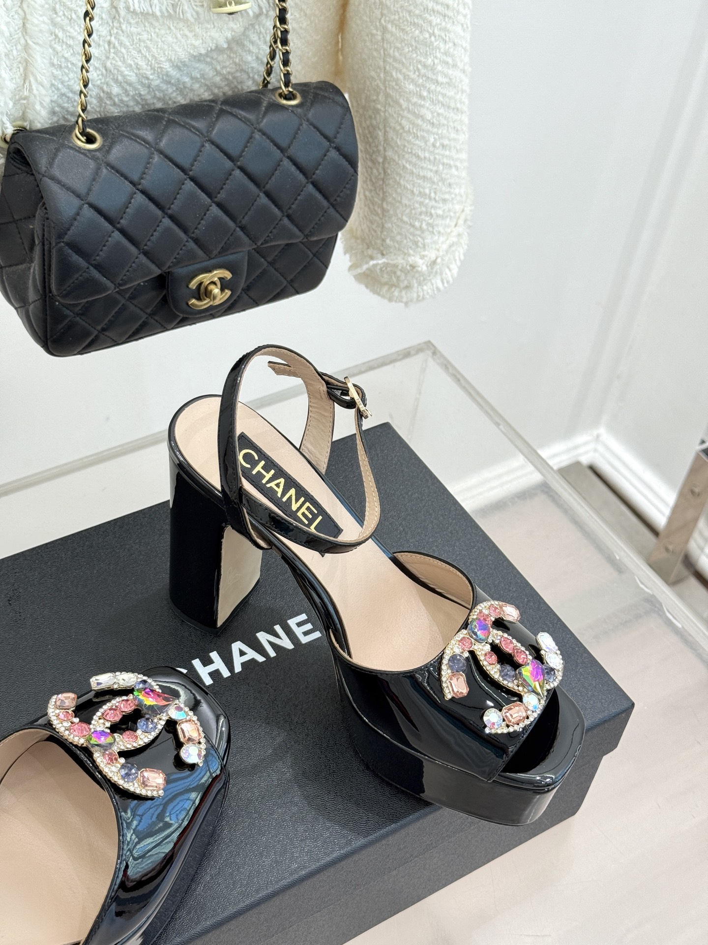CHANE*｜小香26A新品水钻 宝石双C防水台高跟凉鞋👠 当经典双C邂逅璀璨宝石💎 小香防水台高跟凉鞋登场 漆皮质感自