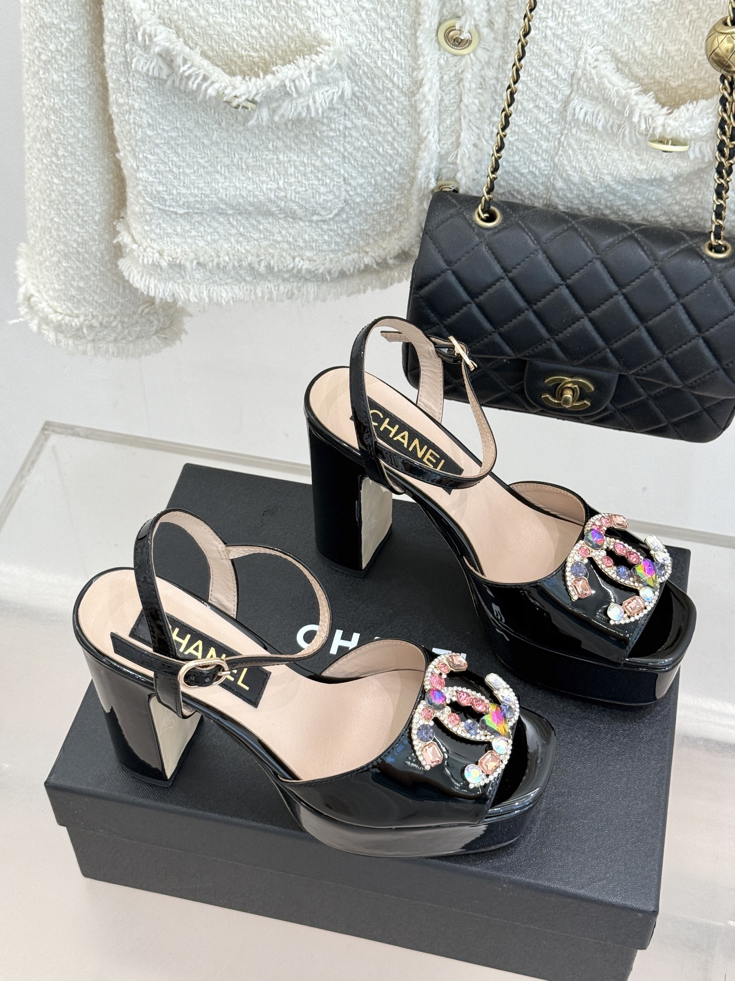 CHANE*｜小香26A新品水钻 宝石双C防水台高跟凉鞋👠 当经典双C邂逅璀璨宝石💎 小香防水台高跟凉鞋登场 漆皮质感自