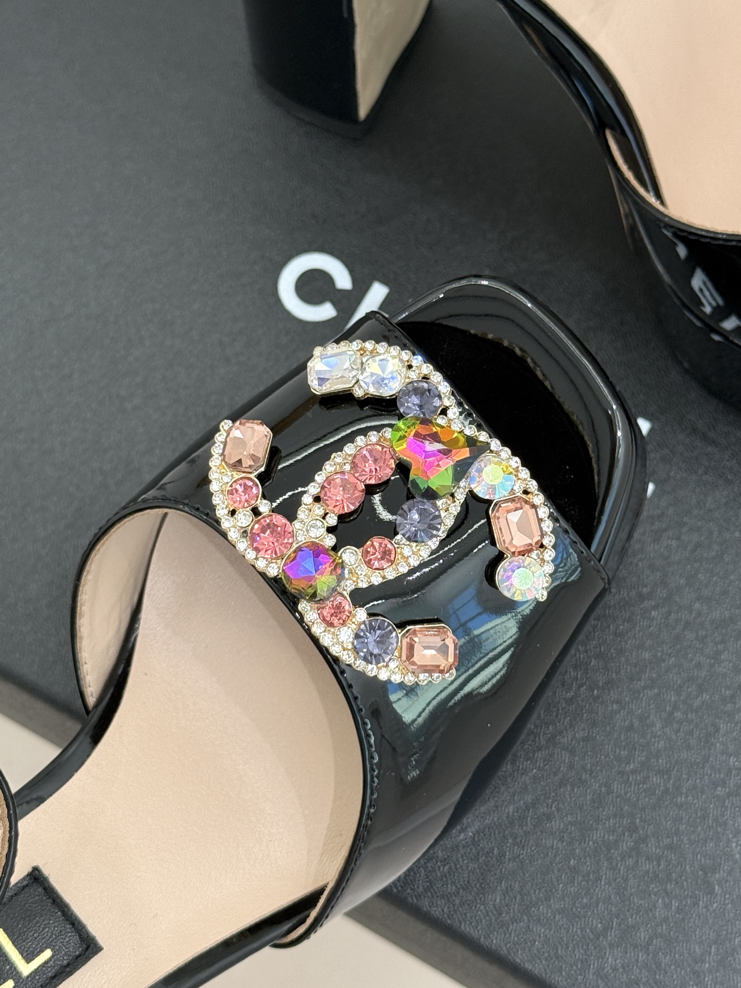 CHANE*｜小香26A新品水钻 宝石双C防水台高跟凉鞋👠 当经典双C邂逅璀璨宝石💎 小香防水台高跟凉鞋登场 漆皮质感自