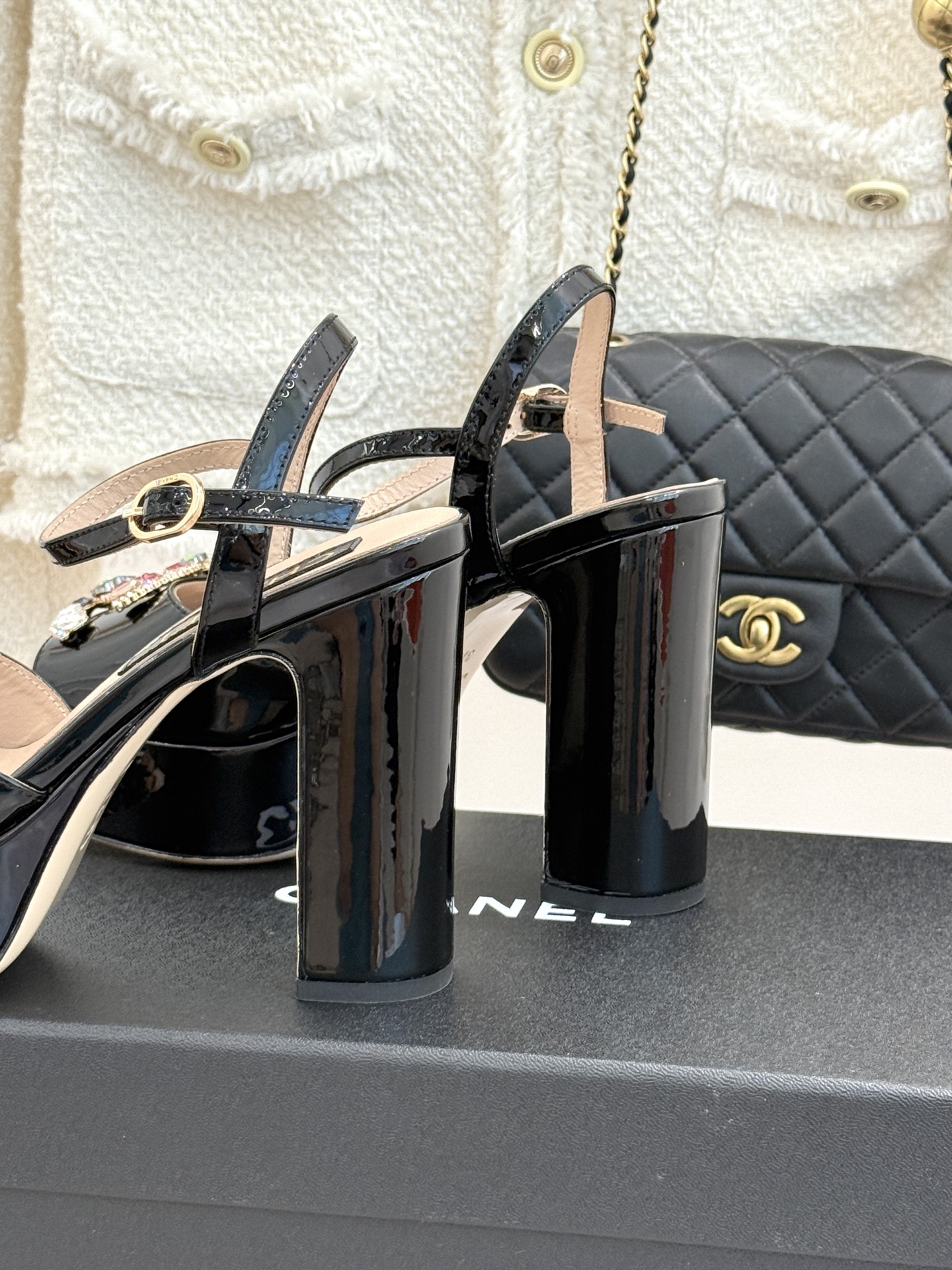 CHANE*｜小香26A新品水钻 宝石双C防水台高跟凉鞋👠 当经典双C邂逅璀璨宝石💎 小香防水台高跟凉鞋登场 漆皮质感自