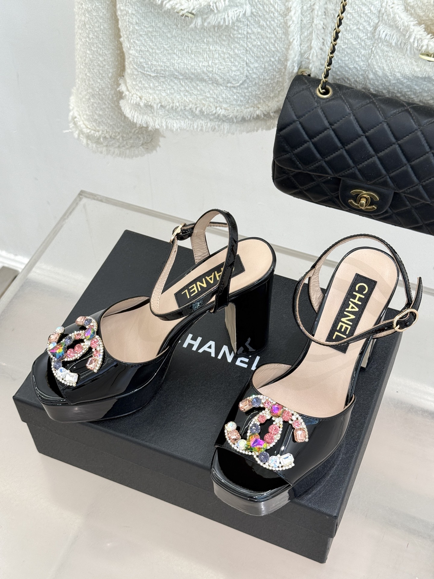 CHANE*｜小香26A新品水钻 宝石双C防水台高跟凉鞋👠 当经典双C邂逅璀璨宝石💎 小香防水台高跟凉鞋登场 漆皮质感自