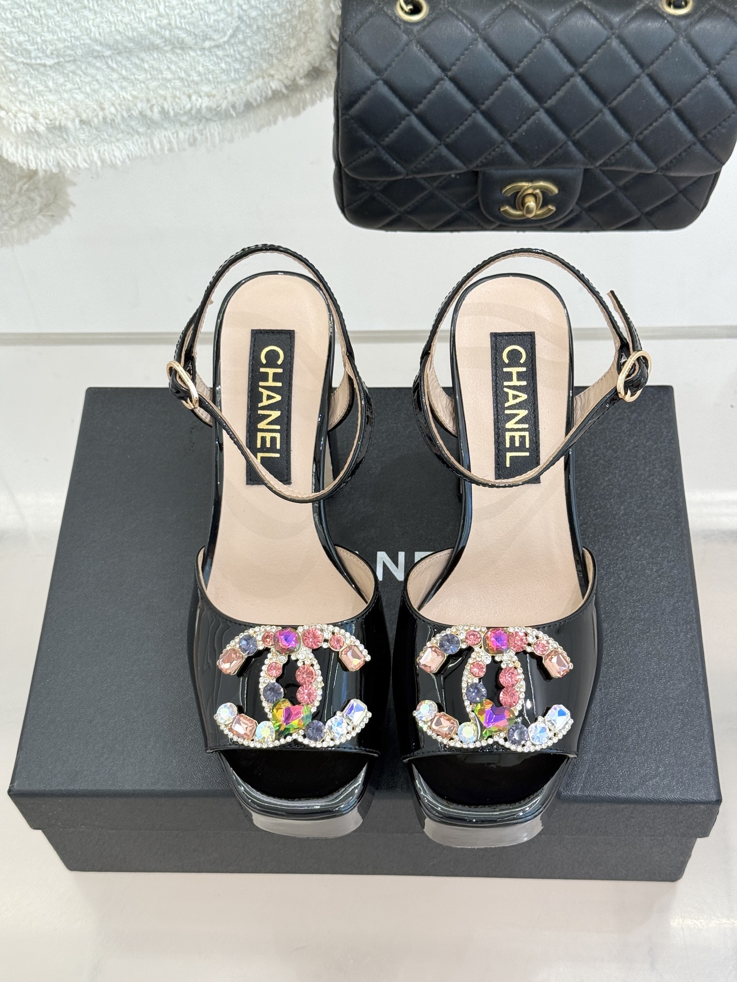 CHANE*｜小香26A新品水钻 宝石双C防水台高跟凉鞋👠 当经典双C邂逅璀璨宝石💎 小香防水台高跟凉鞋登场 漆皮质感自