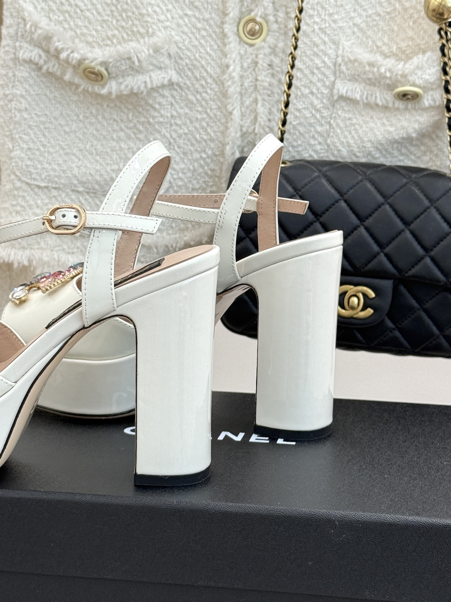 CHANE*｜小香26A新品水钻 宝石双C防水台高跟凉鞋👠 当经典双C邂逅璀璨宝石💎 小香防水台高跟凉鞋登场 漆皮质感自