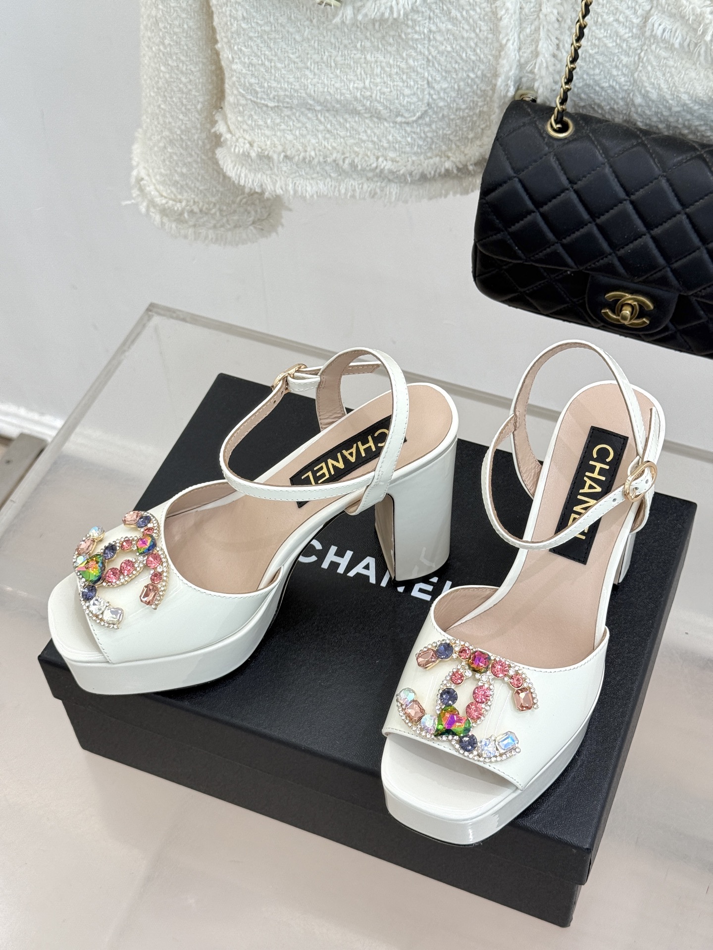CHANE*｜小香26A新品水钻 宝石双C防水台高跟凉鞋👠 当经典双C邂逅璀璨宝石💎 小香防水台高跟凉鞋登场 漆皮质感自