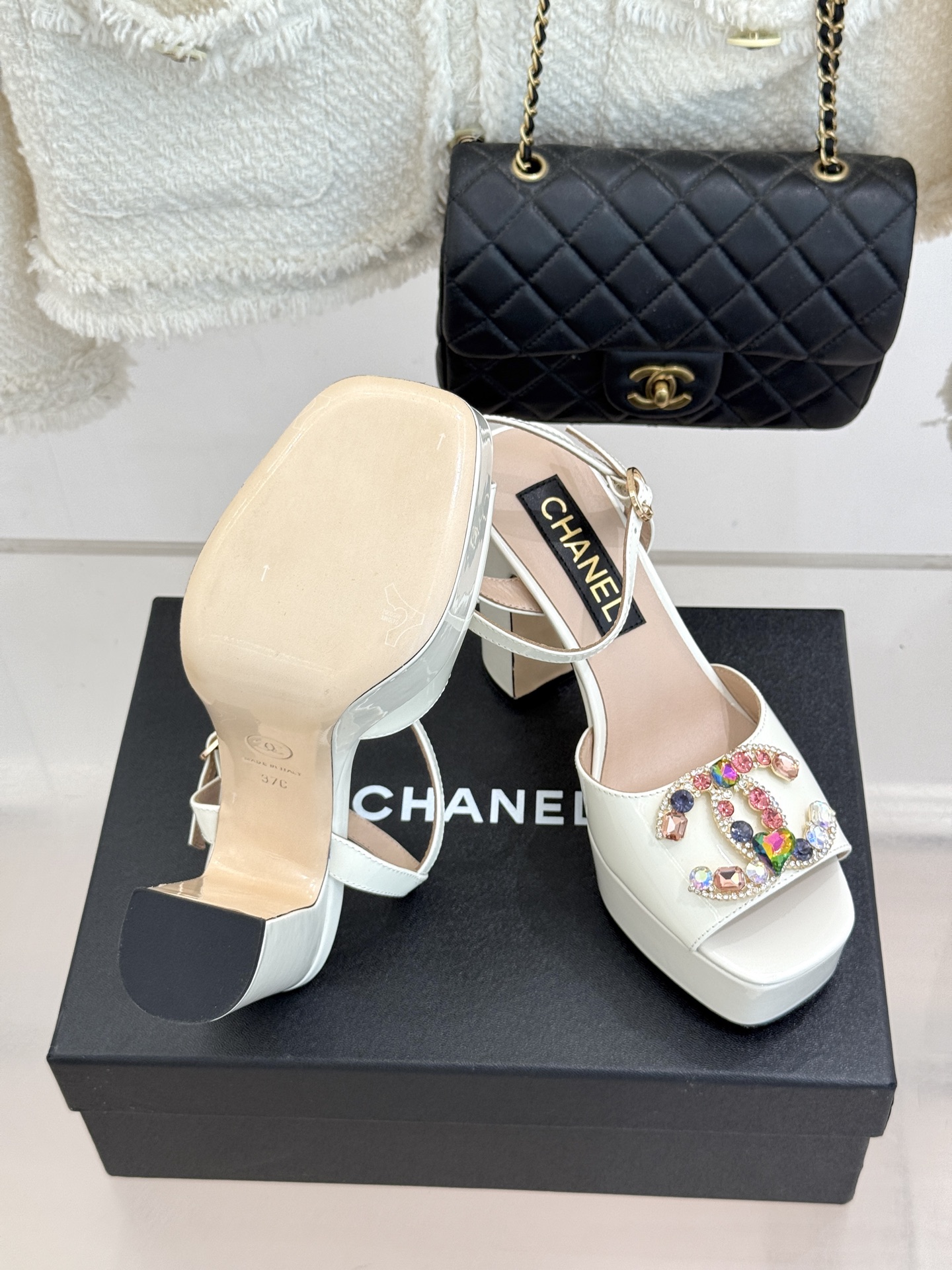 CHANE*｜小香26A新品水钻 宝石双C防水台高跟凉鞋👠 当经典双C邂逅璀璨宝石💎 小香防水台高跟凉鞋登场 漆皮质感自