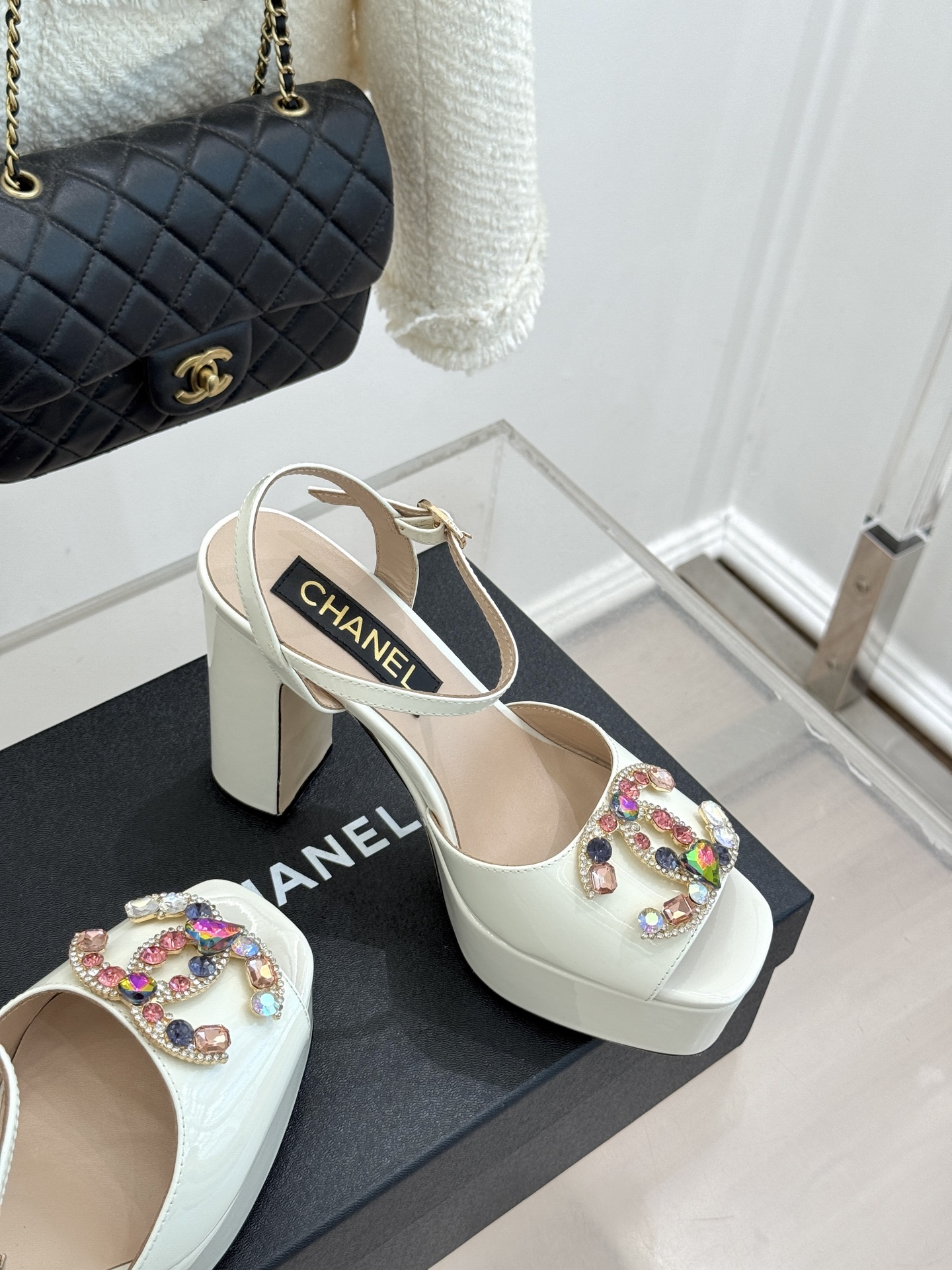 CHANE*｜小香26A新品水钻 宝石双C防水台高跟凉鞋👠 当经典双C邂逅璀璨宝石💎 小香防水台高跟凉鞋登场 漆皮质感自