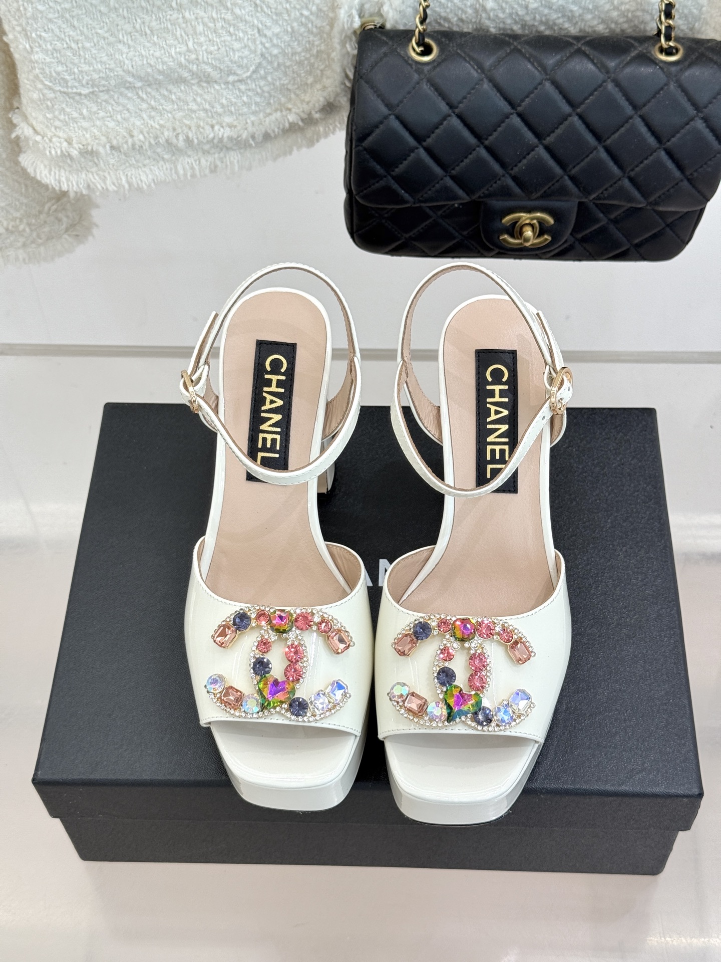 CHANE*｜小香26A新品水钻 宝石双C防水台高跟凉鞋👠 当经典双C邂逅璀璨宝石💎 小香防水台高跟凉鞋登场 漆皮质感自