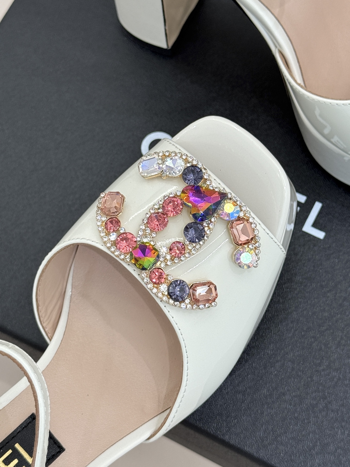 CHANE*｜小香26A新品水钻 宝石双C防水台高跟凉鞋👠 当经典双C邂逅璀璨宝石💎 小香防水台高跟凉鞋登场 漆皮质感自