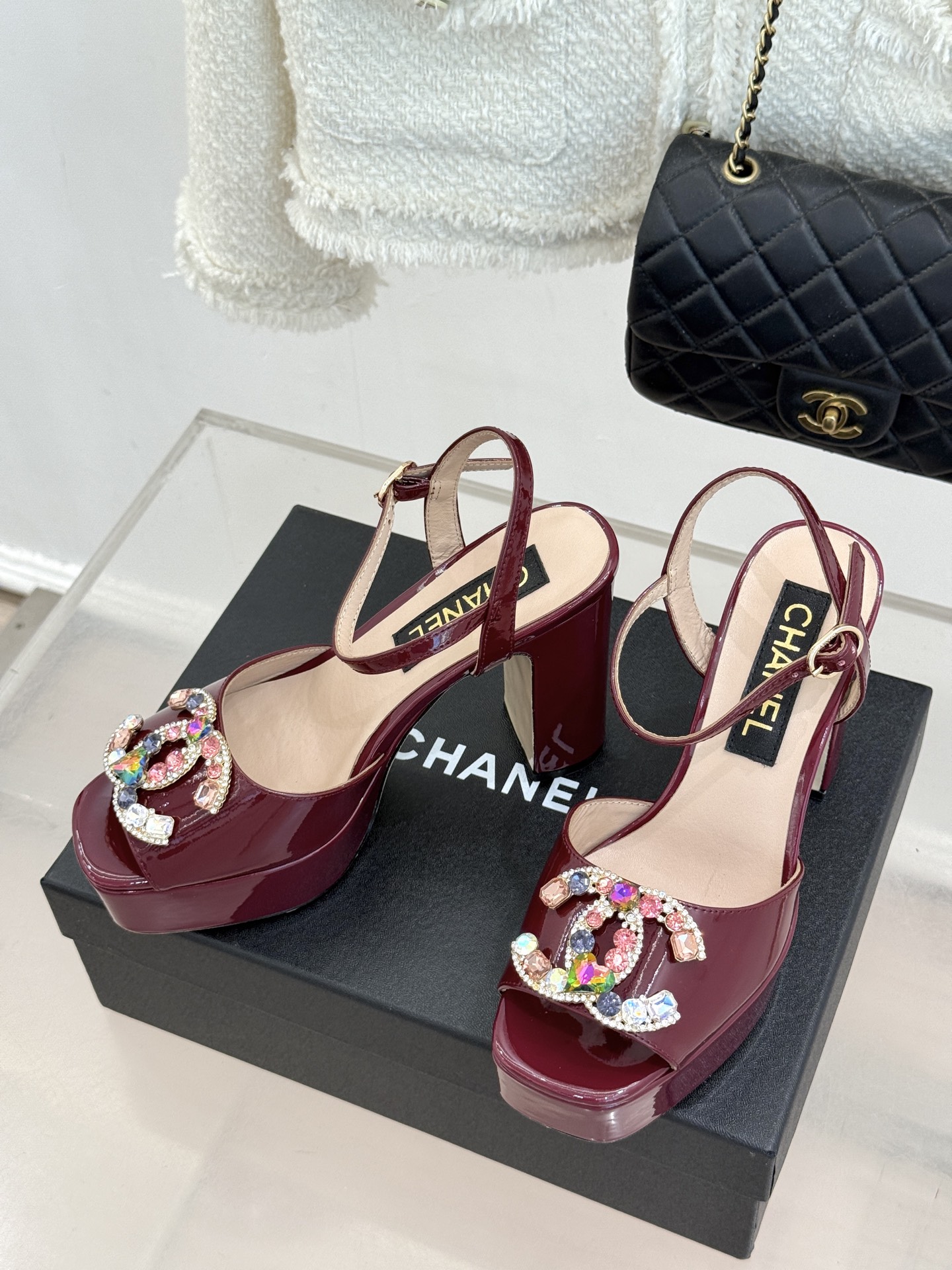 CHANE*|小香26A新品水钻 宝石双C防水台高跟凉鞋👠 当经典双C邂逅璀璨宝石💎 小香防水台高跟凉鞋登场 漆皮质感自 CHANE*|小香26A新品水钻 宝石双C防水台高跟凉鞋👠 当经典双C邂逅璀璨宝石💎 小香防水台高跟凉鞋登场 漆皮质感自