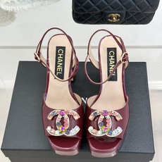 CHANE*|小香26A新品水钻 宝石双C防水台高跟凉鞋👠 当经典双C邂逅璀璨宝石💎 小香防水台高跟凉鞋登场 漆皮质感自 CHANE*|小香26A新品水钻 宝石双C防水台高跟凉鞋👠 当经典双C邂逅璀璨宝石💎 小香防水台高跟凉鞋登场 漆皮质感自