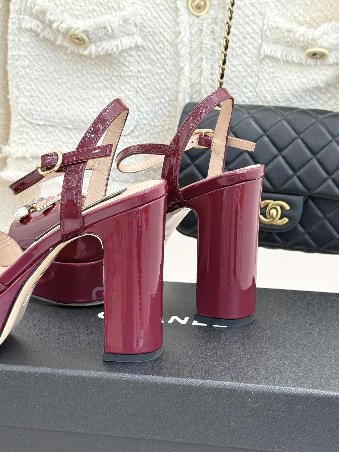 CHANE*|小香26A新品水钻 宝石双C防水台高跟凉鞋👠 当经典双C邂逅璀璨宝石💎 小香防水台高跟凉鞋登场 漆皮质感自 CHANE*|小香26A新品水钻 宝石双C防水台高跟凉鞋👠 当经典双C邂逅璀璨宝石💎 小香防水台高跟凉鞋登场 漆皮质感自