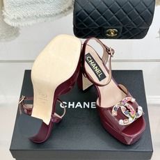 CHANE*|小香26A新品水钻 宝石双C防水台高跟凉鞋👠 当经典双C邂逅璀璨宝石💎 小香防水台高跟凉鞋登场 漆皮质感自 CHANE*|小香26A新品水钻 宝石双C防水台高跟凉鞋👠 当经典双C邂逅璀璨宝石💎 小香防水台高跟凉鞋登场 漆皮质感自