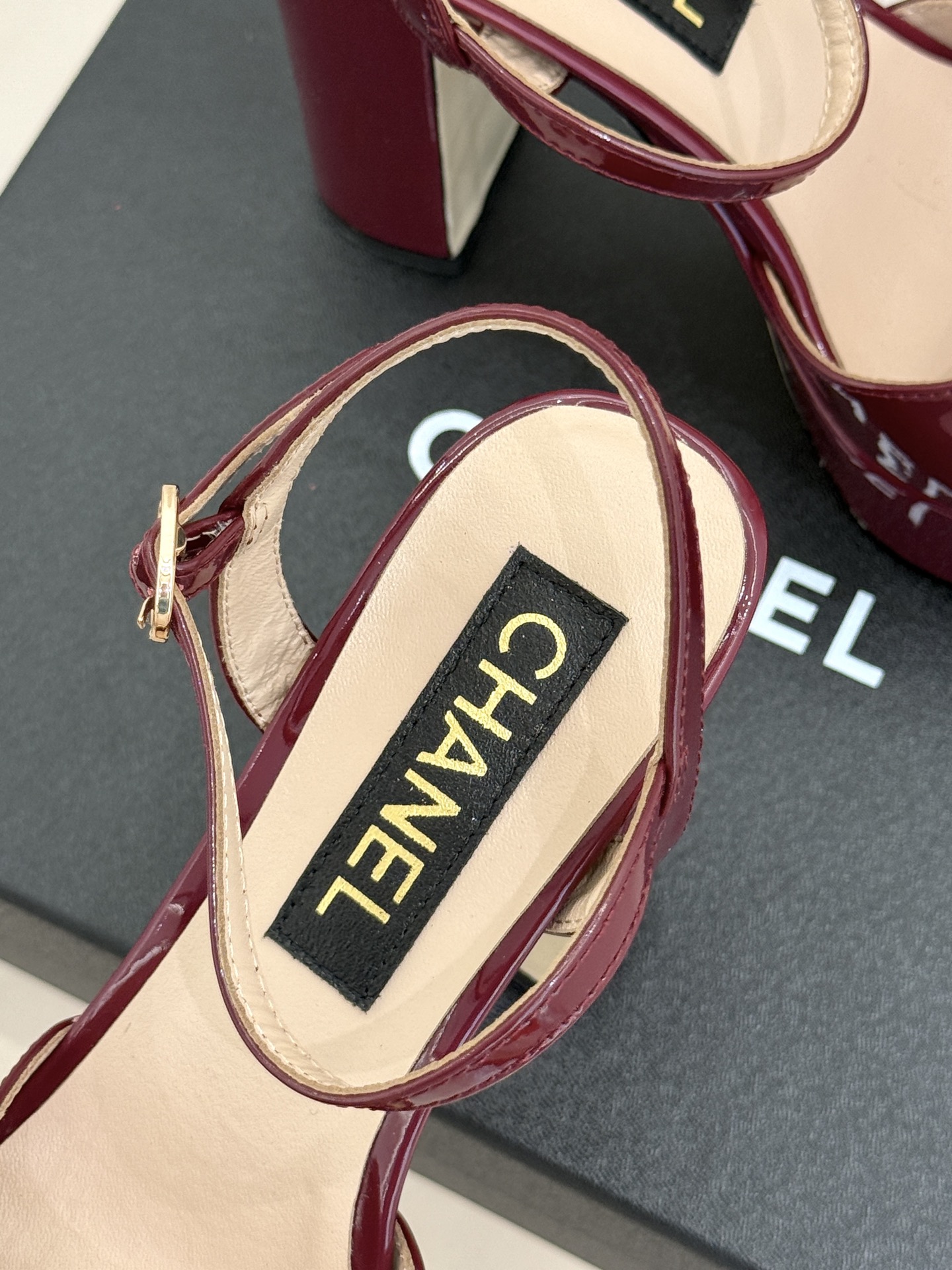 CHANE*|小香26A新品水钻 宝石双C防水台高跟凉鞋👠 当经典双C邂逅璀璨宝石💎 小香防水台高跟凉鞋登场 漆皮质感自 CHANE*|小香26A新品水钻 宝石双C防水台高跟凉鞋👠 当经典双C邂逅璀璨宝石💎 小香防水台高跟凉鞋登场 漆皮质感自