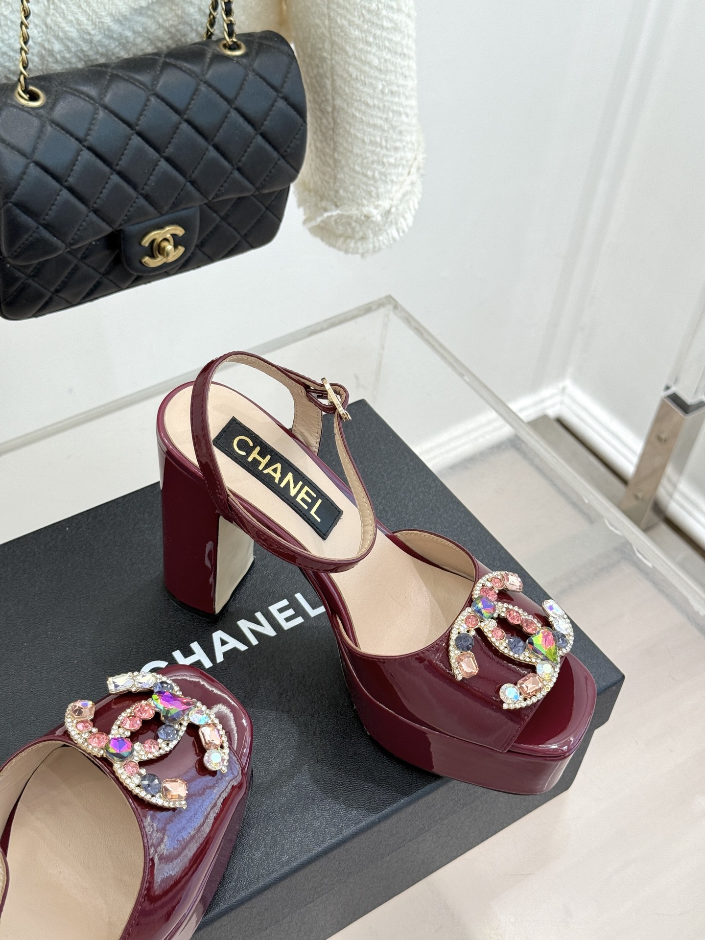 CHANE*|小香26A新品水钻 宝石双C防水台高跟凉鞋👠 当经典双C邂逅璀璨宝石💎 小香防水台高跟凉鞋登场 漆皮质感自 CHANE*|小香26A新品水钻 宝石双C防水台高跟凉鞋👠 当经典双C邂逅璀璨宝石💎 小香防水台高跟凉鞋登场 漆皮质感自
