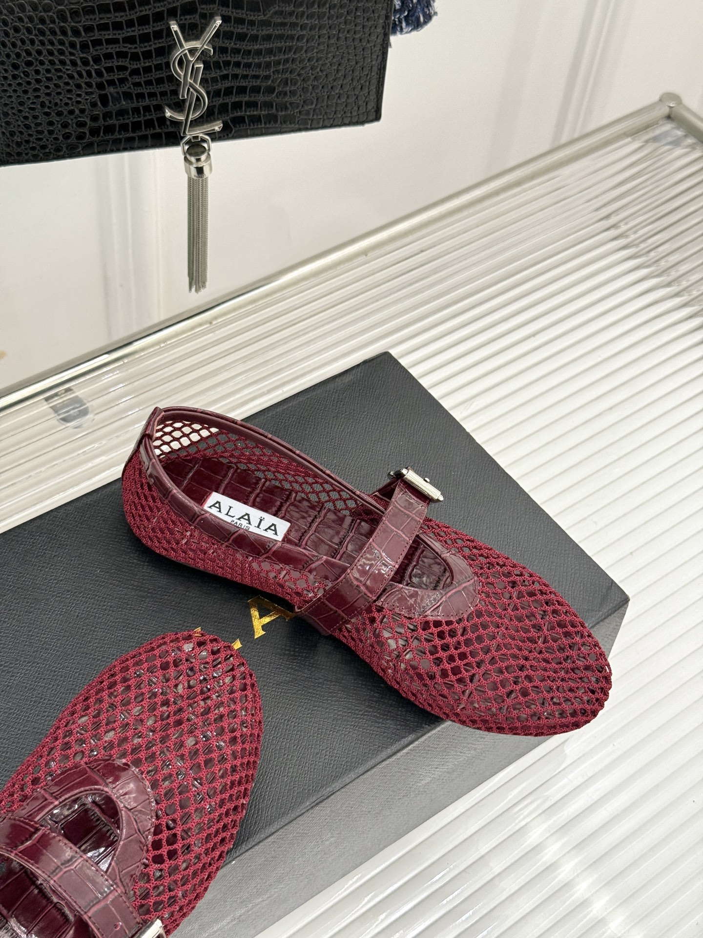 原版盒+10 ALAÏA /阿莱雅 26WF新品 镂空网面平底玛丽珍鞋 网面镂空平底玛丽珍鞋 精致网格通透又轻盈 绒面锁 原版盒+10 ALAÏA /阿莱雅 26WF新品 镂空网面平底玛丽珍鞋 网面镂空平底玛丽珍鞋 精致网格通透又轻盈 绒面锁