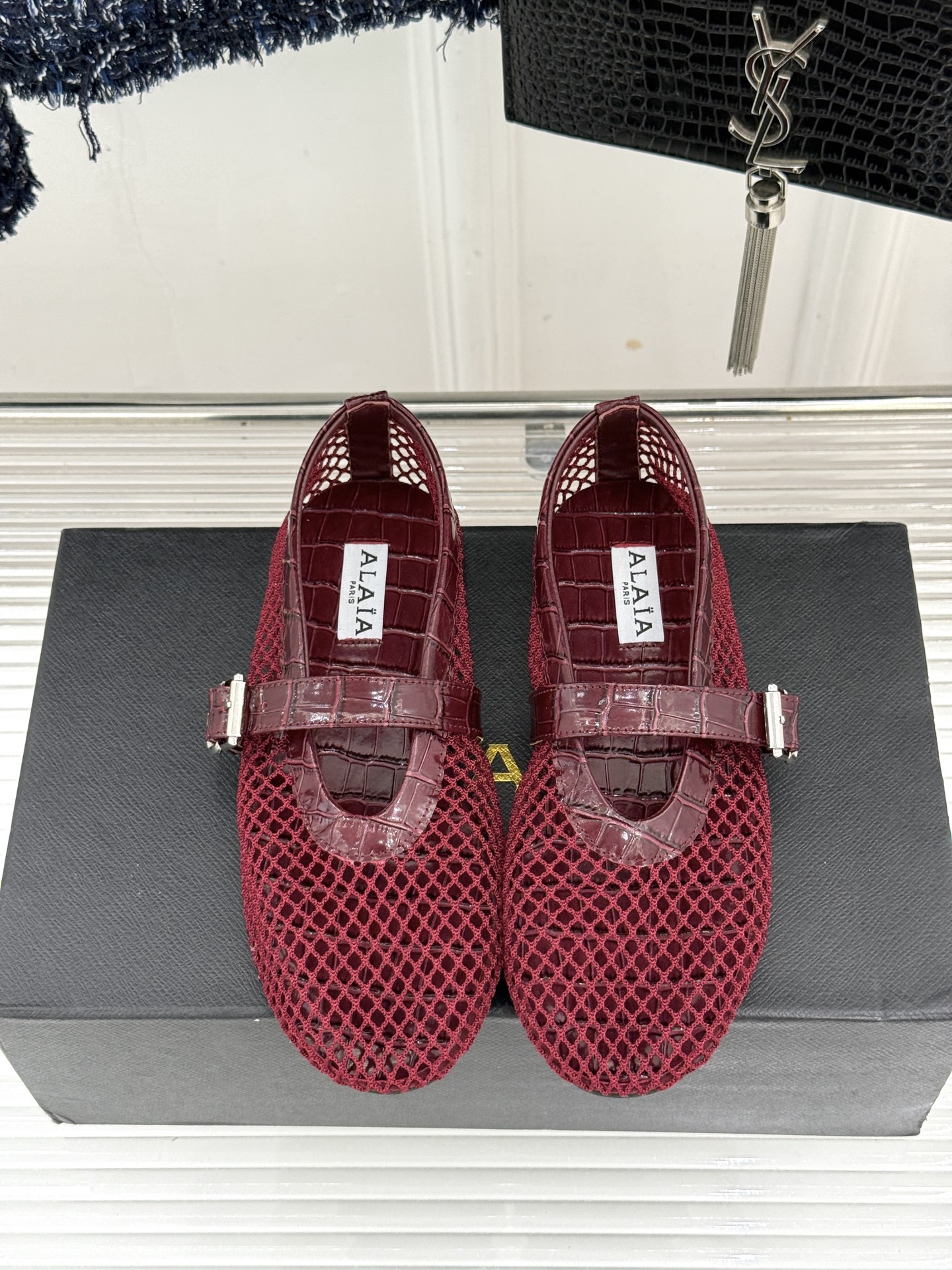 原版盒+10 ALAÏA /阿莱雅 26WF新品 镂空网面平底玛丽珍鞋 网面镂空平底玛丽珍鞋 精致网格通透又轻盈 绒面锁 原版盒+10 ALAÏA /阿莱雅 26WF新品 镂空网面平底玛丽珍鞋 网面镂空平底玛丽珍鞋 精致网格通透又轻盈 绒面锁