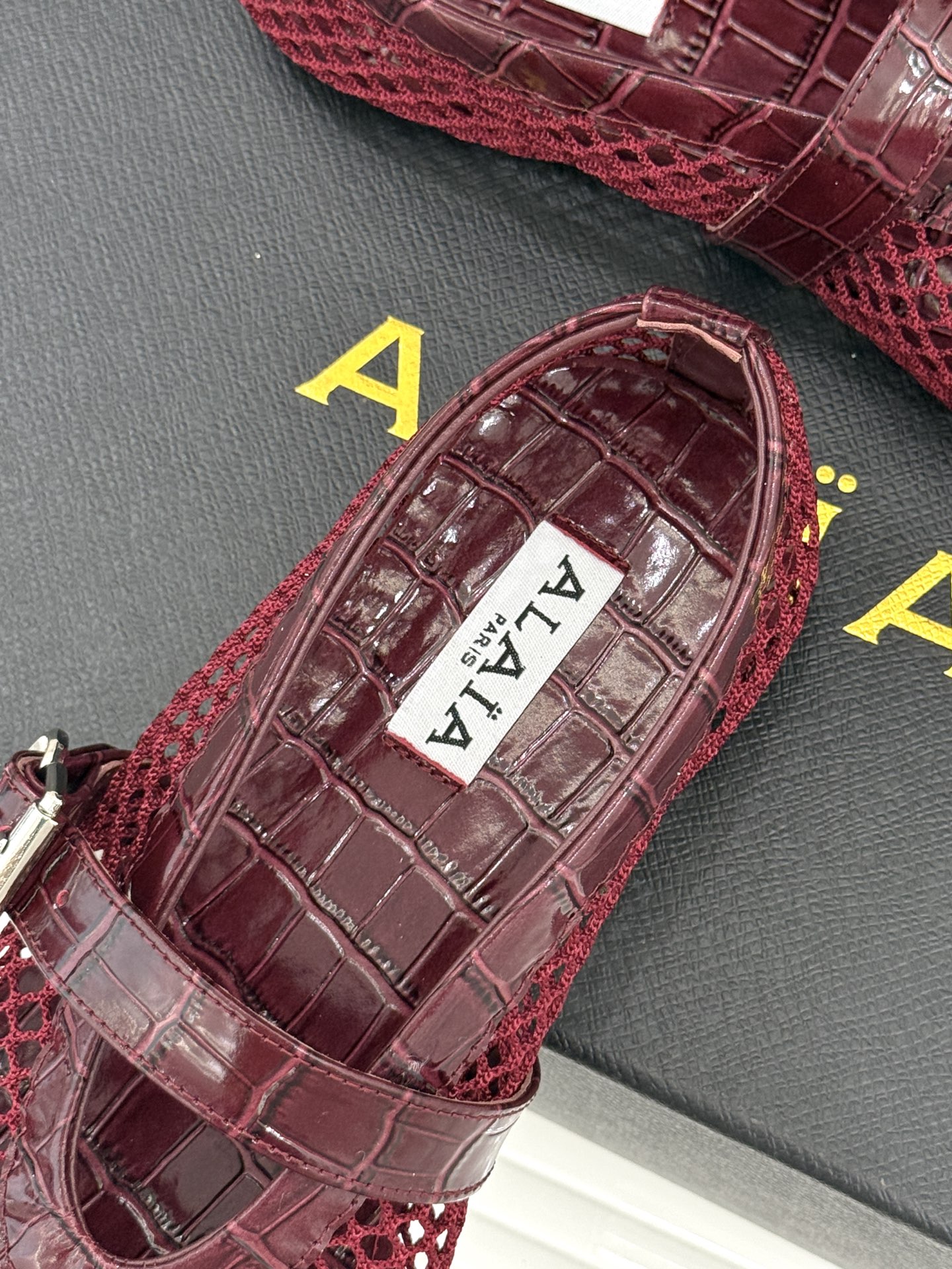 原版盒+10 ALAÏA /阿莱雅 26WF新品 镂空网面平底玛丽珍鞋 网面镂空平底玛丽珍鞋 精致网格通透又轻盈 绒面锁 原版盒+10 ALAÏA /阿莱雅 26WF新品 镂空网面平底玛丽珍鞋 网面镂空平底玛丽珍鞋 精致网格通透又轻盈 绒面锁