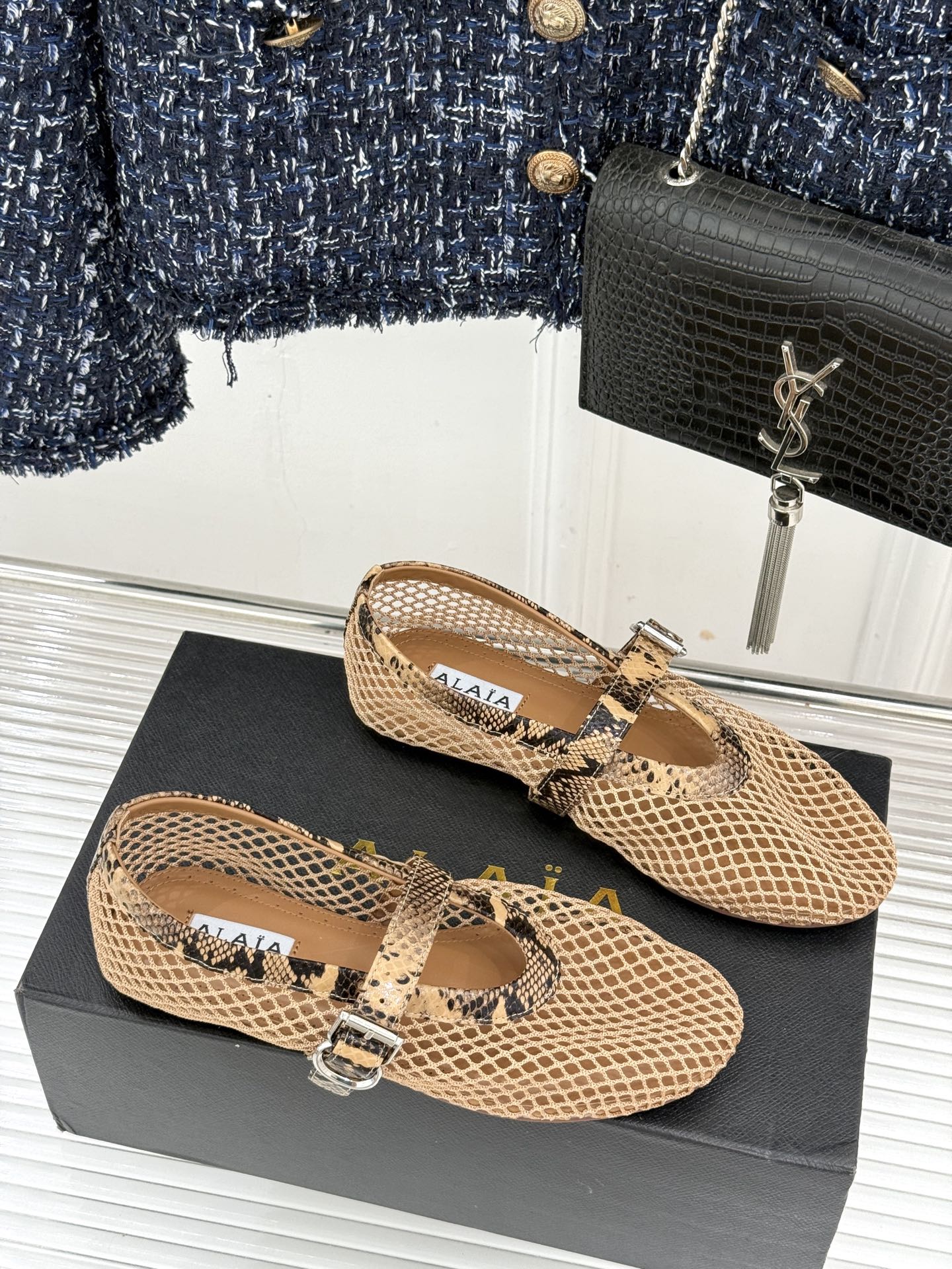 原版盒+10 ALAÏA /阿莱雅 26WF新品 镂空网面平底玛丽珍鞋 网面镂空平底玛丽珍鞋 精致网格通透又轻盈 绒面锁 原版盒+10 ALAÏA /阿莱雅 26WF新品 镂空网面平底玛丽珍鞋 网面镂空平底玛丽珍鞋 精致网格通透又轻盈 绒面锁