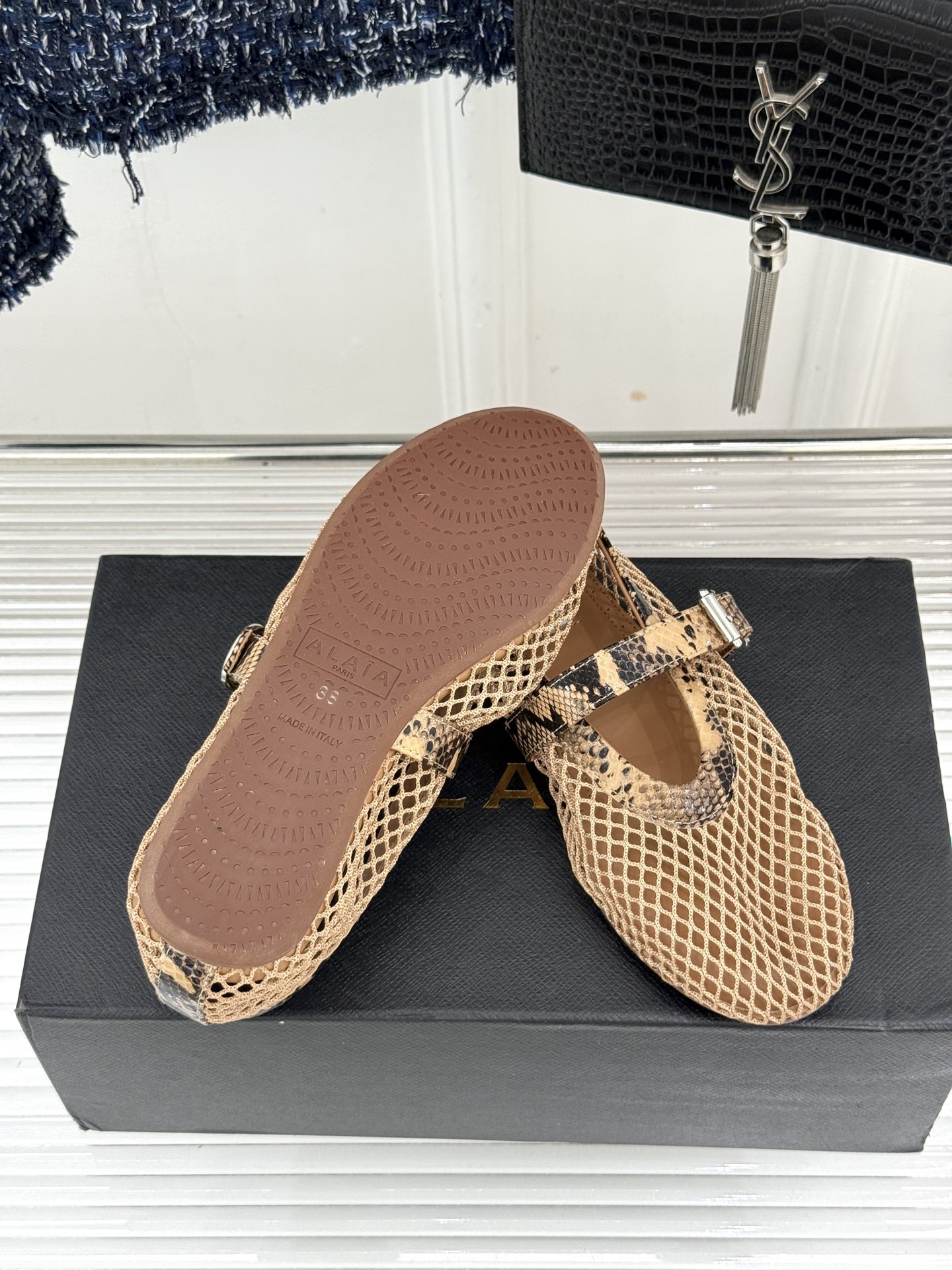 原版盒+10 ALAÏA /阿莱雅 26WF新品 镂空网面平底玛丽珍鞋 网面镂空平底玛丽珍鞋 精致网格通透又轻盈 绒面锁 原版盒+10 ALAÏA /阿莱雅 26WF新品 镂空网面平底玛丽珍鞋 网面镂空平底玛丽珍鞋 精致网格通透又轻盈 绒面锁