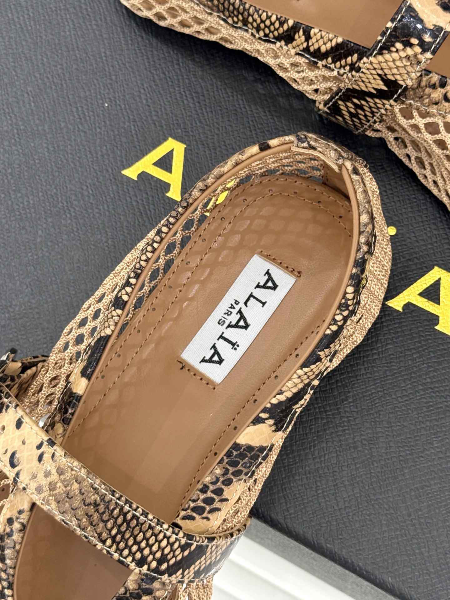 原版盒+10 ALAÏA /阿莱雅 26WF新品 镂空网面平底玛丽珍鞋 网面镂空平底玛丽珍鞋 精致网格通透又轻盈 绒面锁 原版盒+10 ALAÏA /阿莱雅 26WF新品 镂空网面平底玛丽珍鞋 网面镂空平底玛丽珍鞋 精致网格通透又轻盈 绒面锁