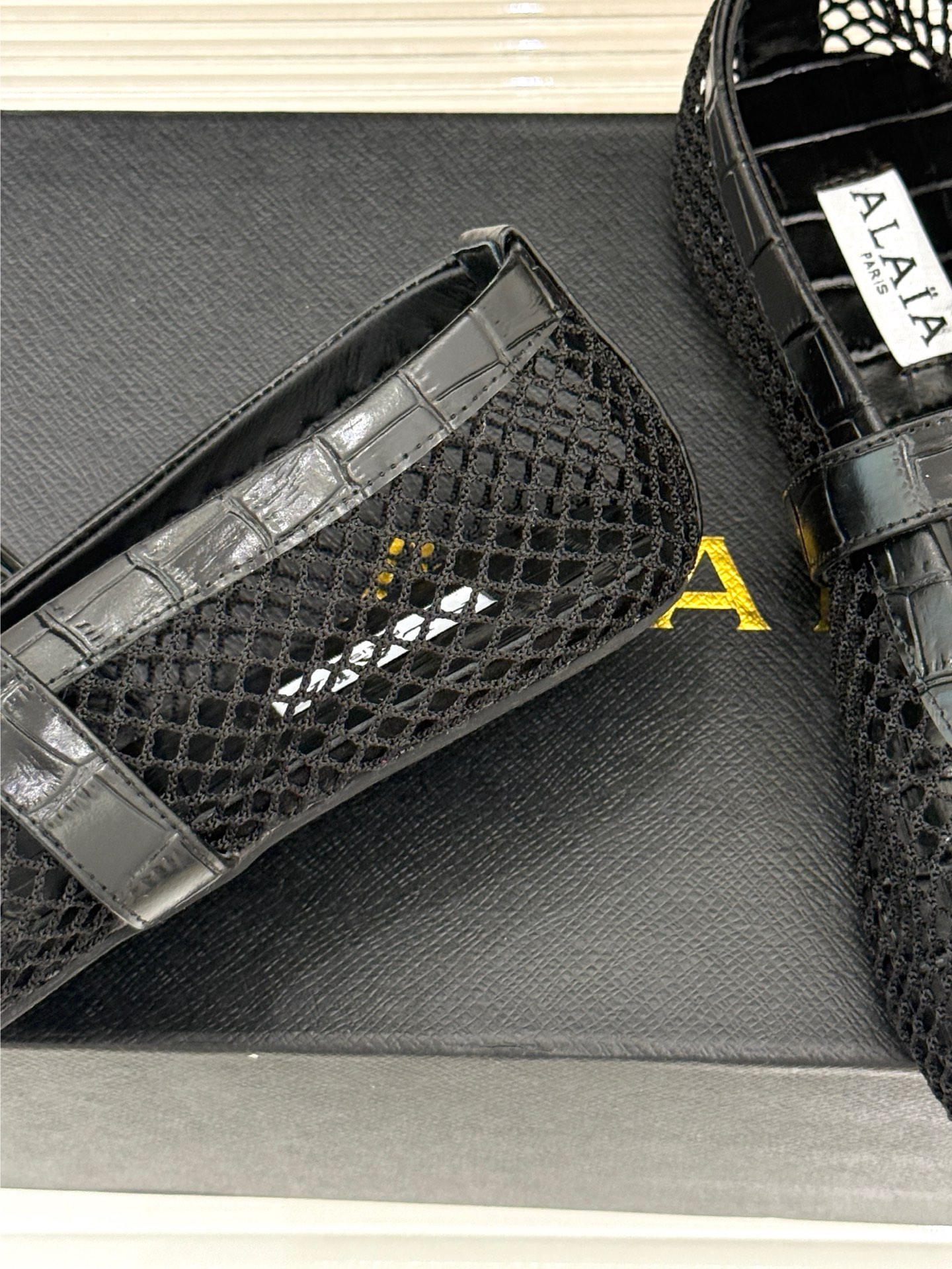 原版盒+10 ALAÏA /阿莱雅 26WF新品 镂空网面平底玛丽珍鞋 网面镂空平底玛丽珍鞋 精致网格通透又轻盈 绒面锁 原版盒+10 ALAÏA /阿莱雅 26WF新品 镂空网面平底玛丽珍鞋 网面镂空平底玛丽珍鞋 精致网格通透又轻盈 绒面锁