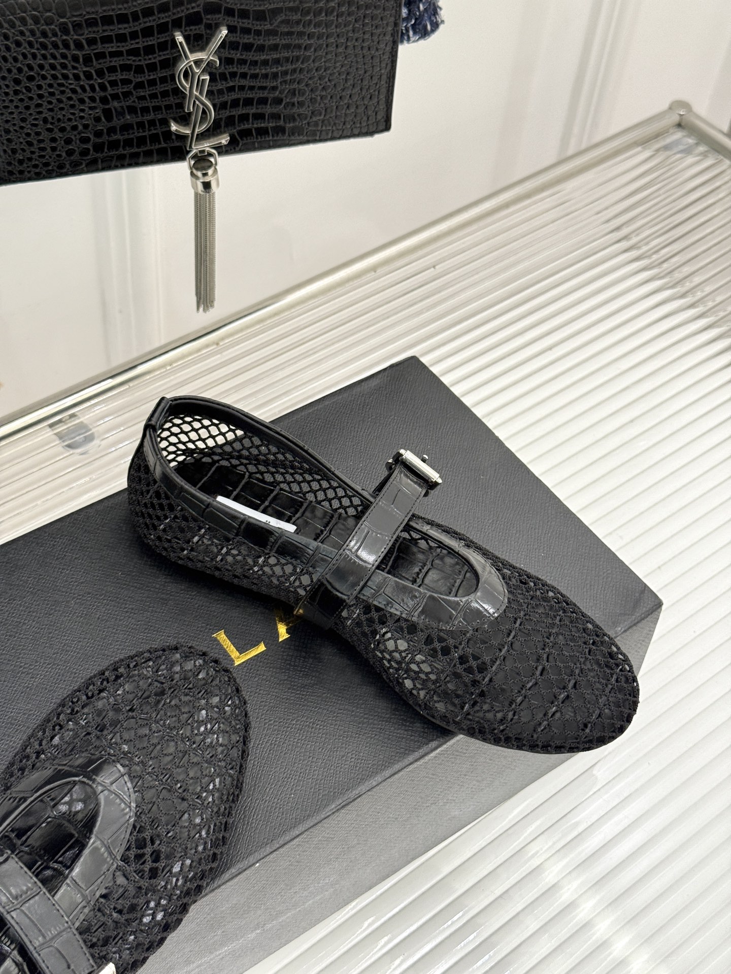 原版盒+10 ALAÏA /阿莱雅 26WF新品 镂空网面平底玛丽珍鞋 网面镂空平底玛丽珍鞋 精致网格通透又轻盈 绒面锁 原版盒+10 ALAÏA /阿莱雅 26WF新品 镂空网面平底玛丽珍鞋 网面镂空平底玛丽珍鞋 精致网格通透又轻盈 绒面锁