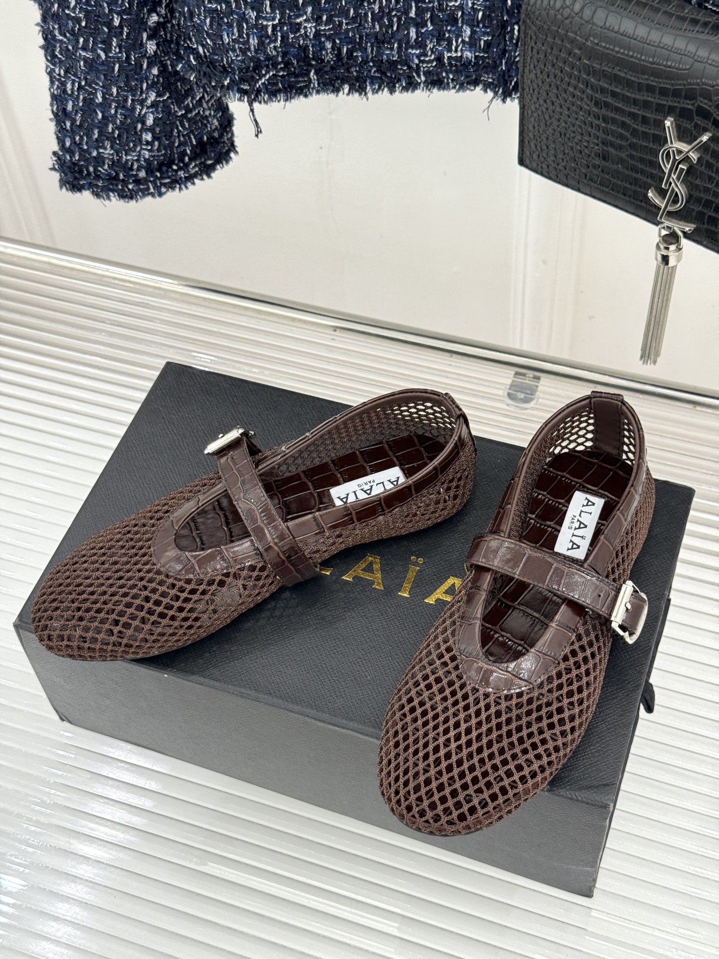 原版盒+10 ALAÏA /阿莱雅 26WF新品 镂空网面平底玛丽珍鞋 网面镂空平底玛丽珍鞋 精致网格通透又轻盈 绒面锁 原版盒+10 ALAÏA /阿莱雅 26WF新品 镂空网面平底玛丽珍鞋 网面镂空平底玛丽珍鞋 精致网格通透又轻盈 绒面锁