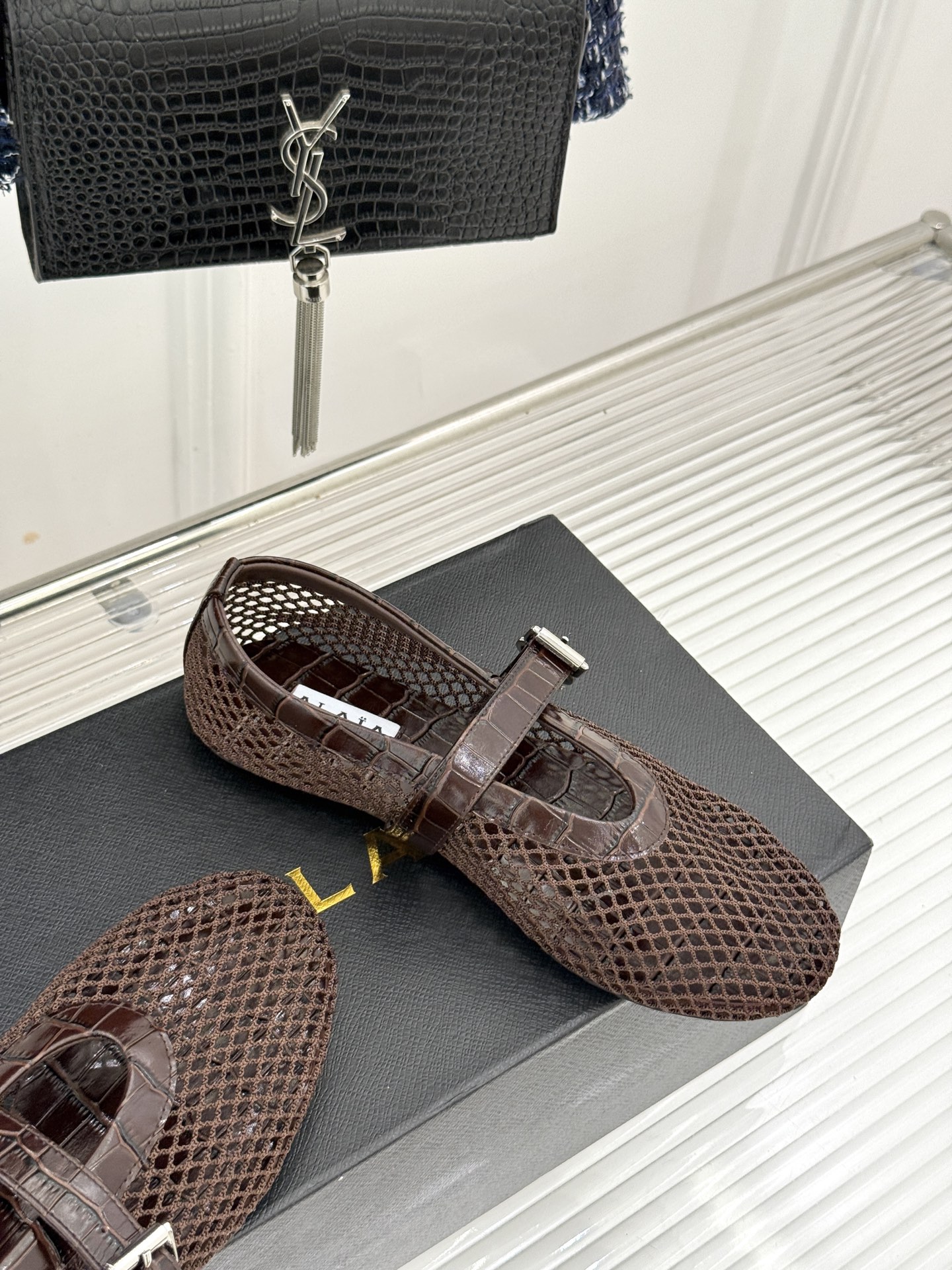 原版盒+10 ALAÏA /阿莱雅 26WF新品 镂空网面平底玛丽珍鞋 网面镂空平底玛丽珍鞋 精致网格通透又轻盈 绒面锁 原版盒+10 ALAÏA /阿莱雅 26WF新品 镂空网面平底玛丽珍鞋 网面镂空平底玛丽珍鞋 精致网格通透又轻盈 绒面锁