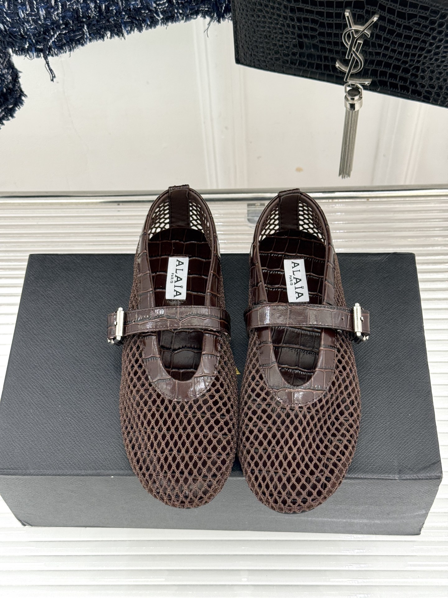 原版盒+10 ALAÏA /阿莱雅 26WF新品 镂空网面平底玛丽珍鞋 网面镂空平底玛丽珍鞋 精致网格通透又轻盈 绒面锁 原版盒+10 ALAÏA /阿莱雅 26WF新品 镂空网面平底玛丽珍鞋 网面镂空平底玛丽珍鞋 精致网格通透又轻盈 绒面锁