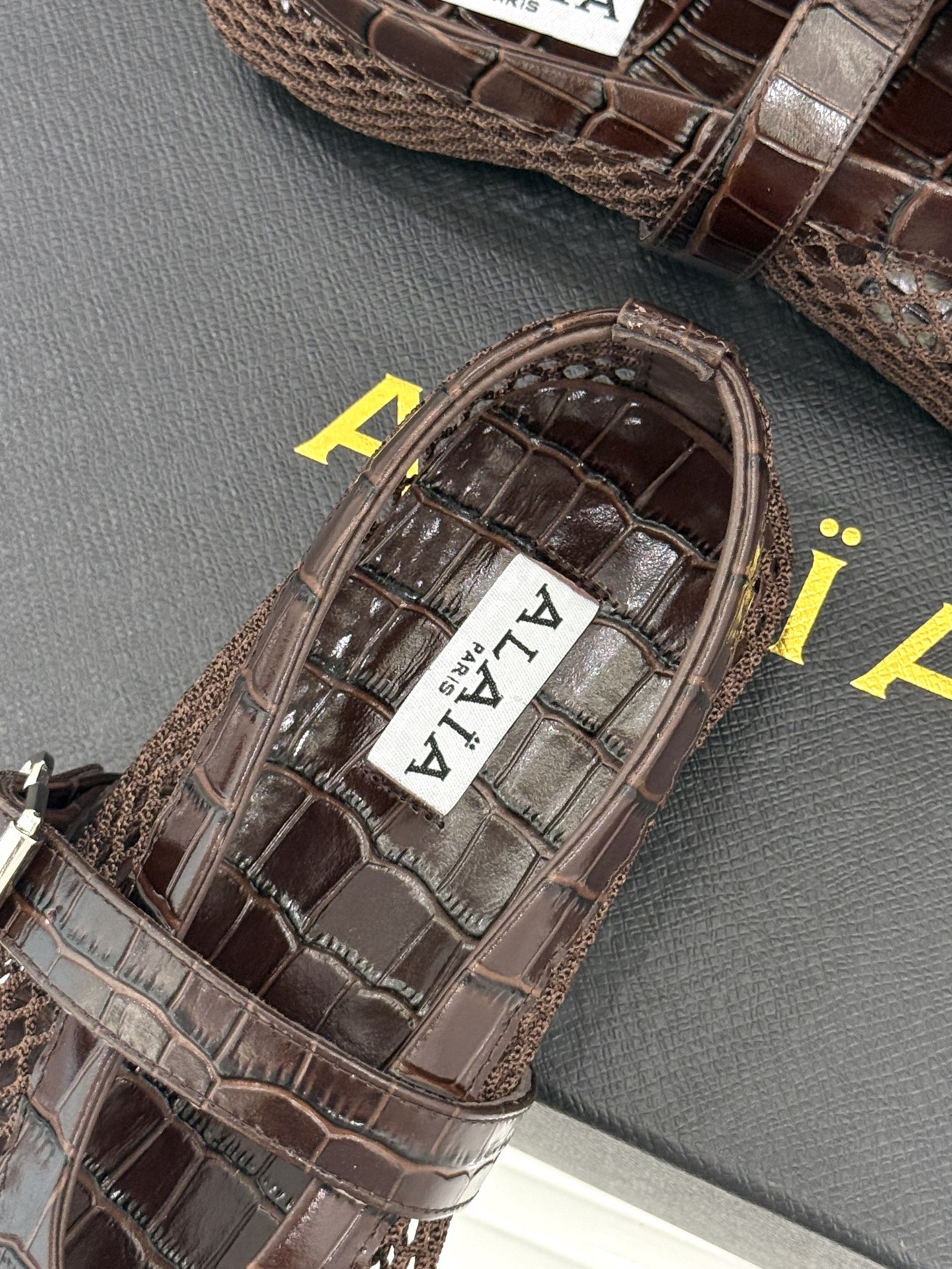 原版盒+10 ALAÏA /阿莱雅 26WF新品 镂空网面平底玛丽珍鞋 网面镂空平底玛丽珍鞋 精致网格通透又轻盈 绒面锁 原版盒+10 ALAÏA /阿莱雅 26WF新品 镂空网面平底玛丽珍鞋 网面镂空平底玛丽珍鞋 精致网格通透又轻盈 绒面锁